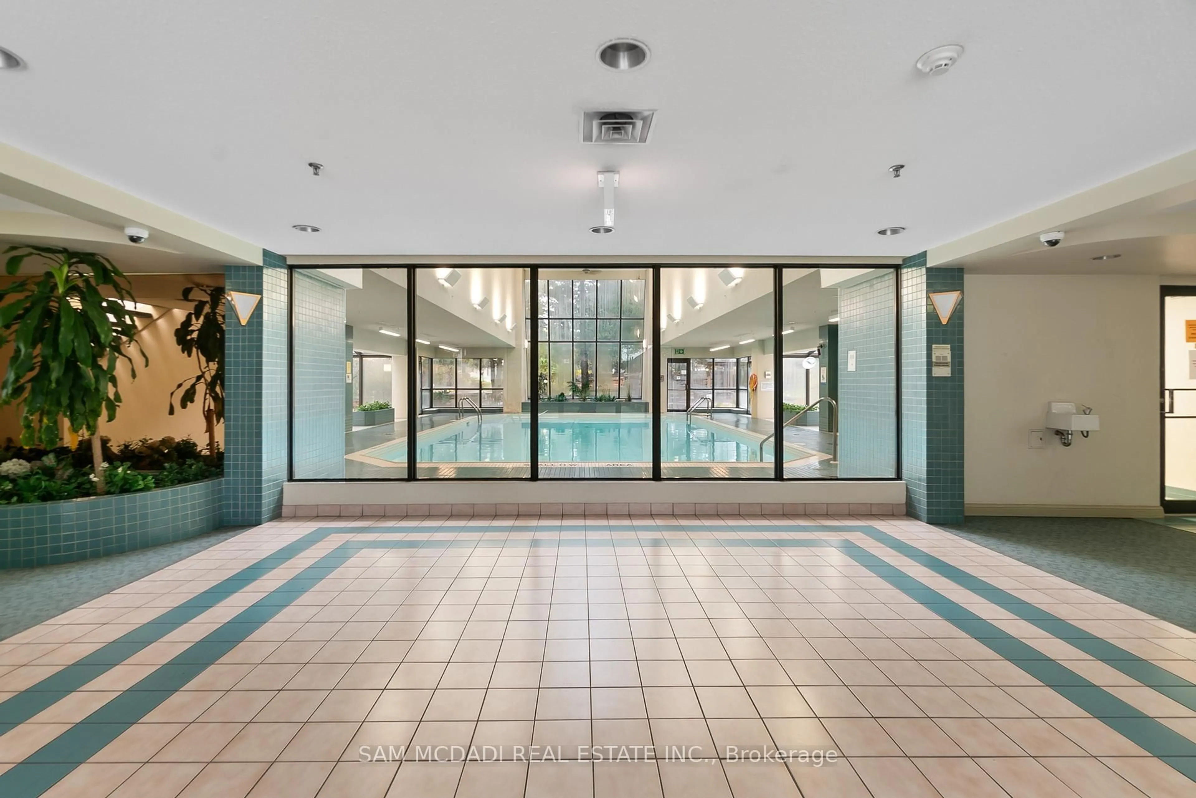 Indoor foyer for 24 Hanover Rd #2106, Brampton Ontario L6S 5K8