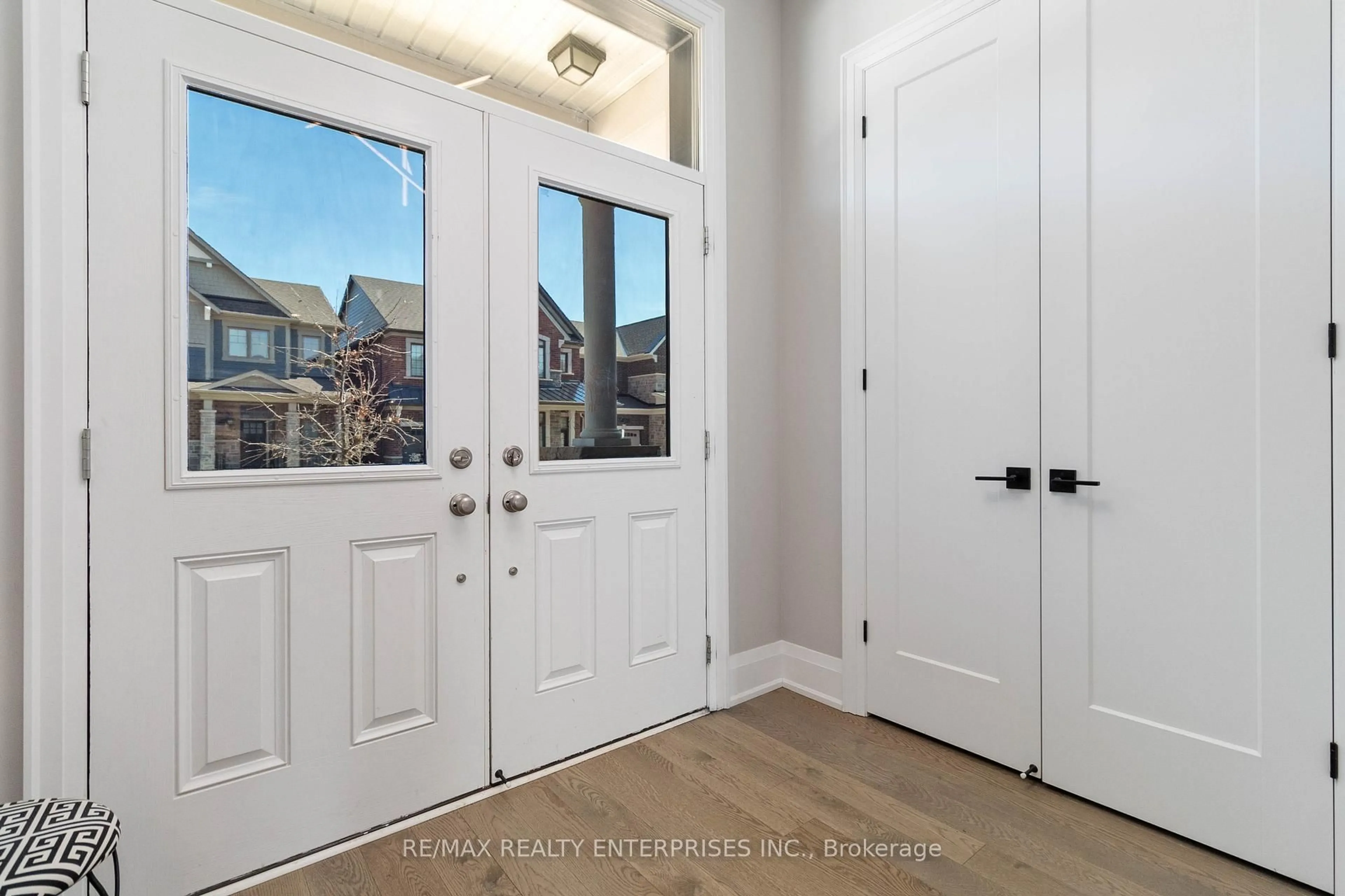 Indoor entryway for 1437 Lakeport Cres, Oakville Ontario L6H 3S1