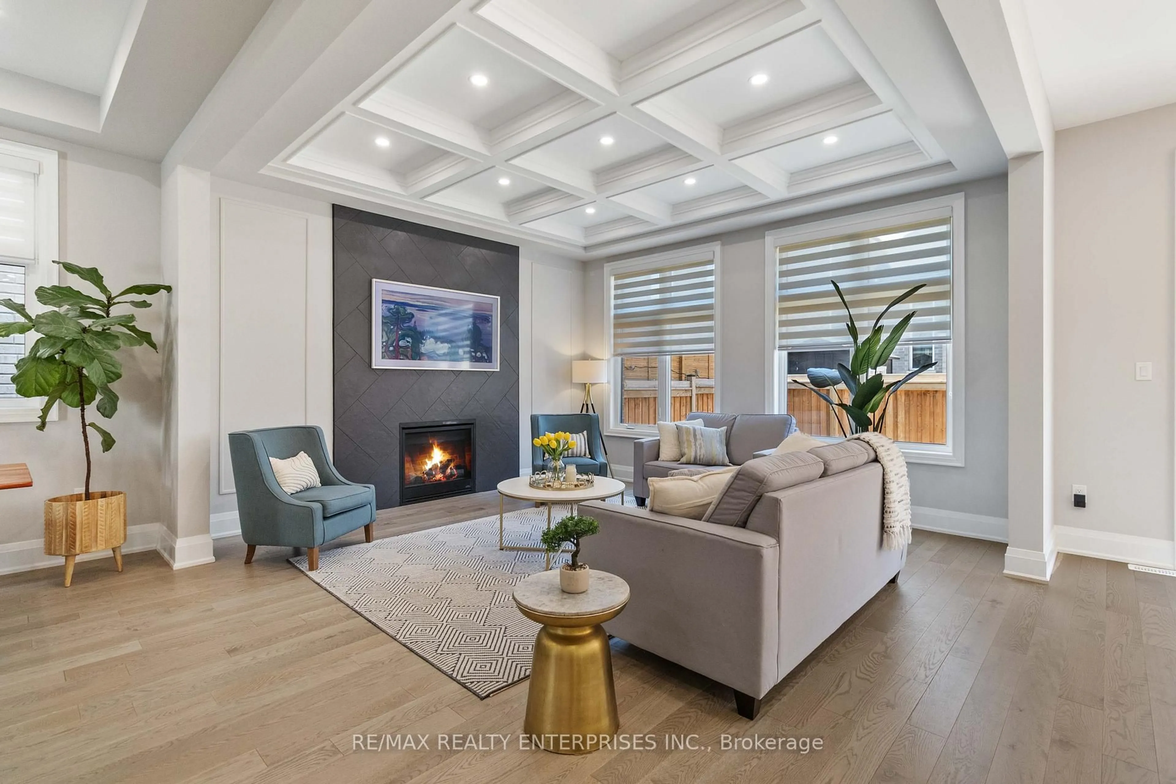 Living room with furniture, unknown for 1437 Lakeport Cres, Oakville Ontario L6H 3S1