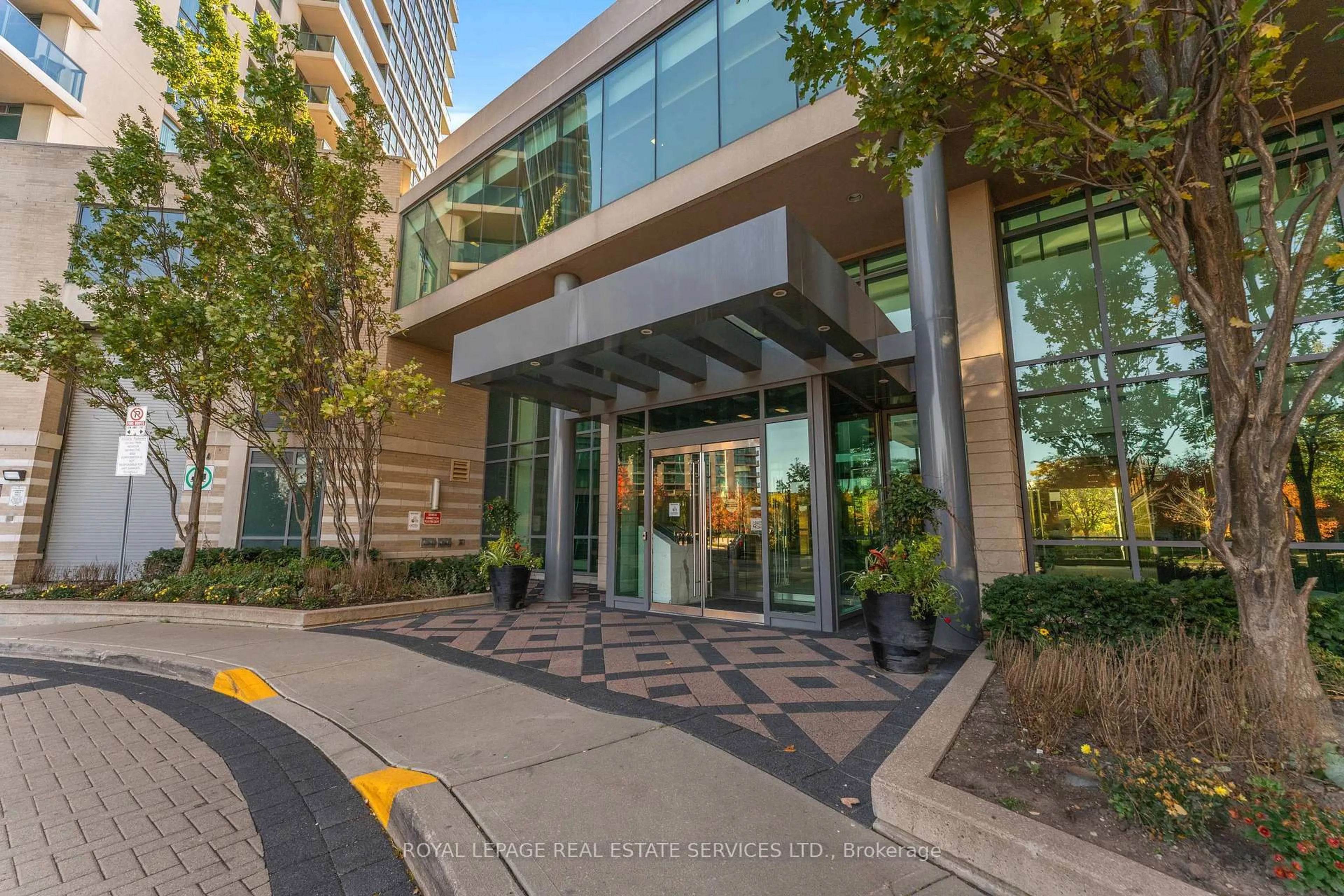 Indoor foyer for 225 Sherway Gardens Rd #1103, Toronto Ontario M9C 0A3