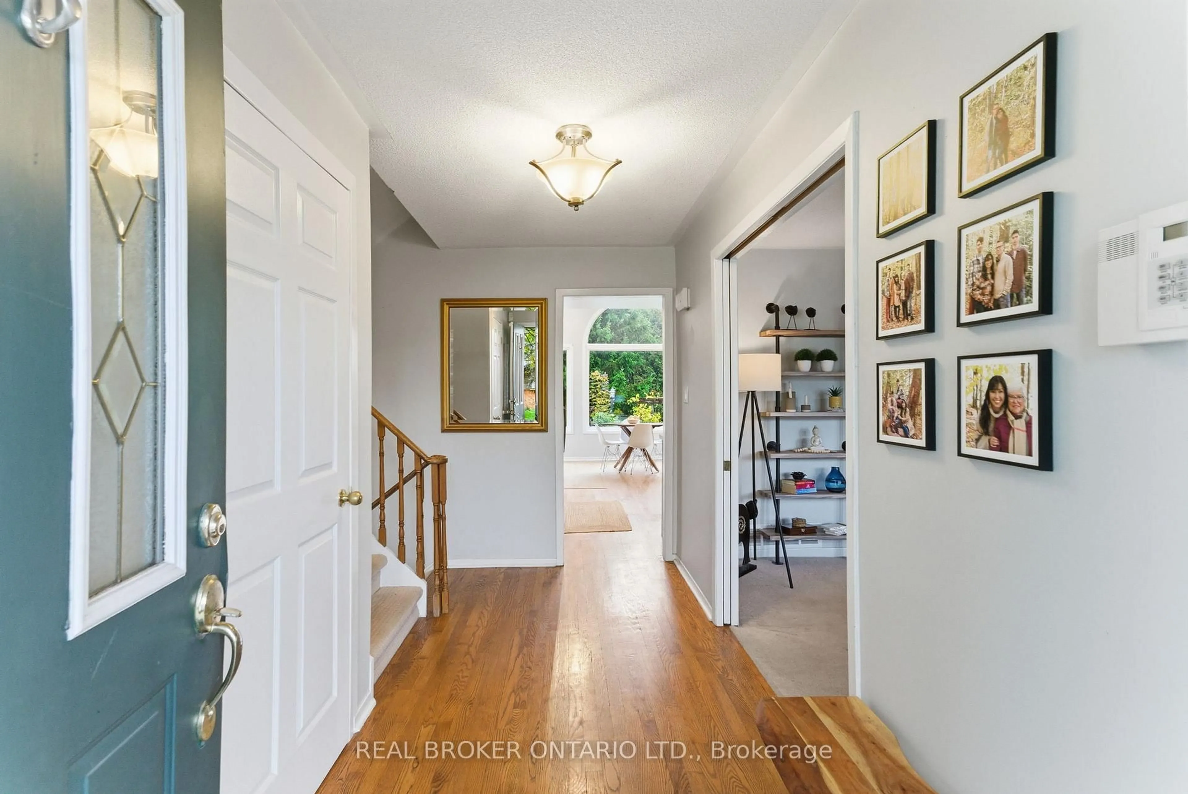 Indoor entryway for 423 Donnybrook Rd, Oakville Ontario L6J 4Y2