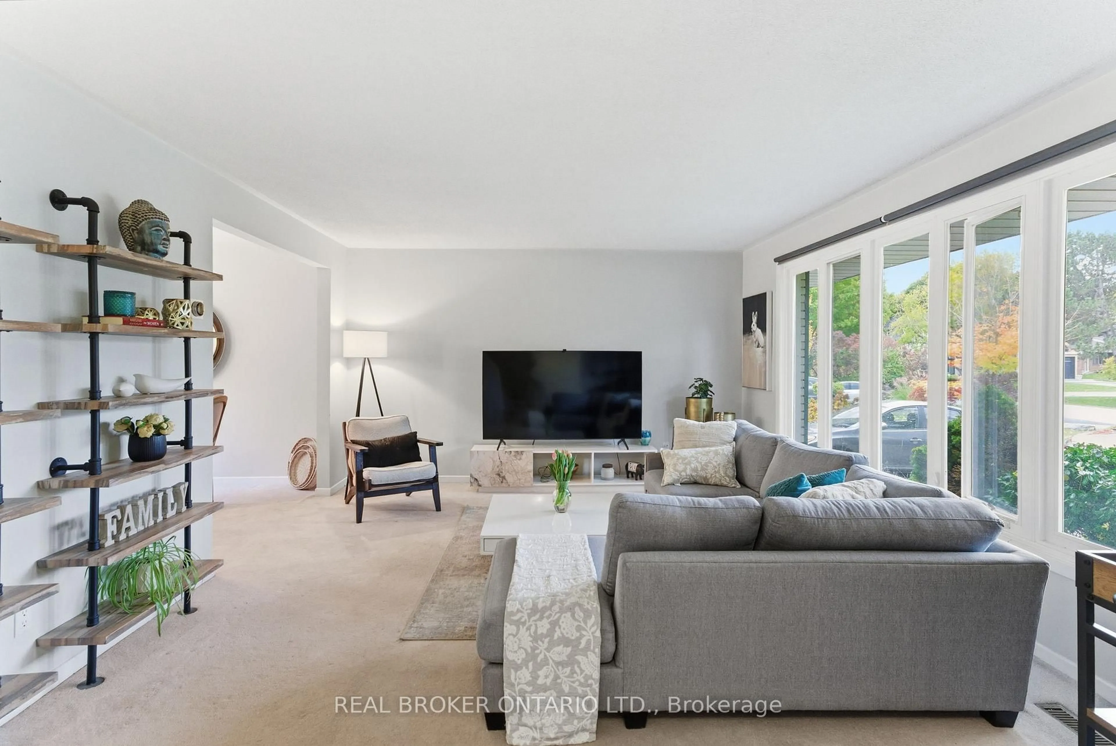 Living room with furniture, unknown for 423 Donnybrook Rd, Oakville Ontario L6J 4Y2