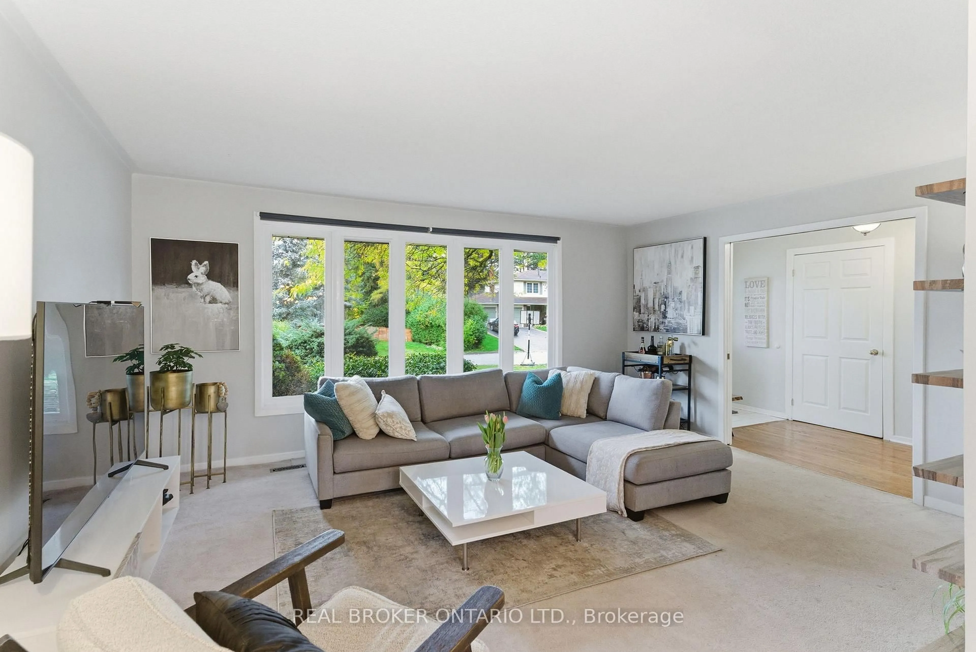 Living room with furniture, unknown for 423 Donnybrook Rd, Oakville Ontario L6J 4Y2