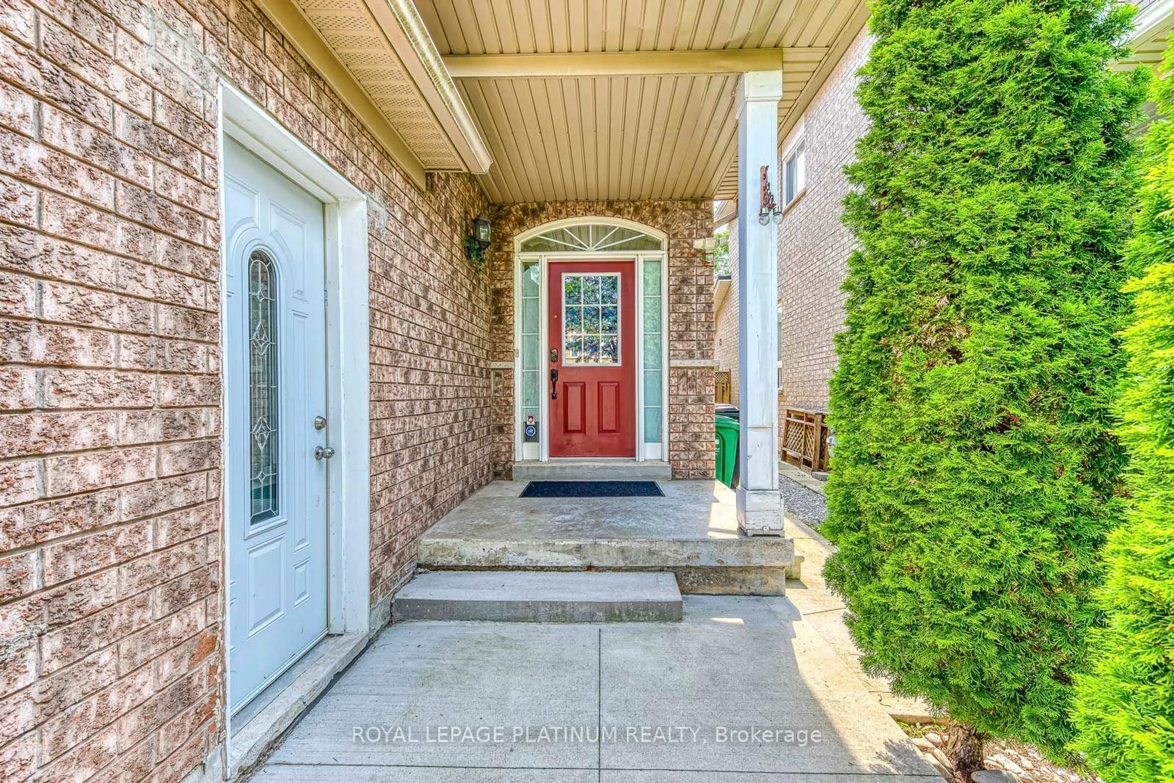 Indoor entryway for 5644 Longboat Ave, Mississauga Ontario L5M 7E8