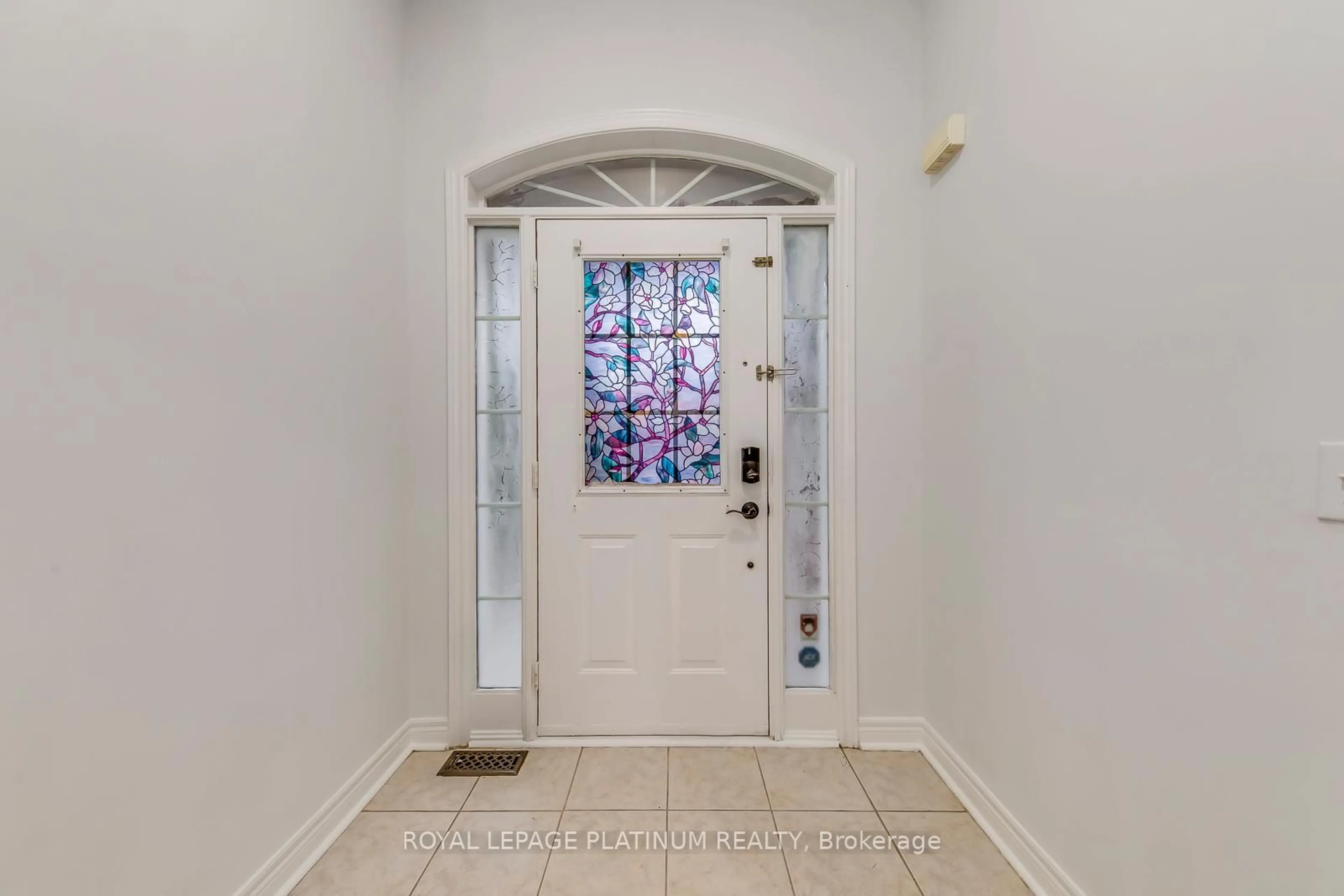 Indoor entryway for 5644 Longboat Ave, Mississauga Ontario L5M 7E8