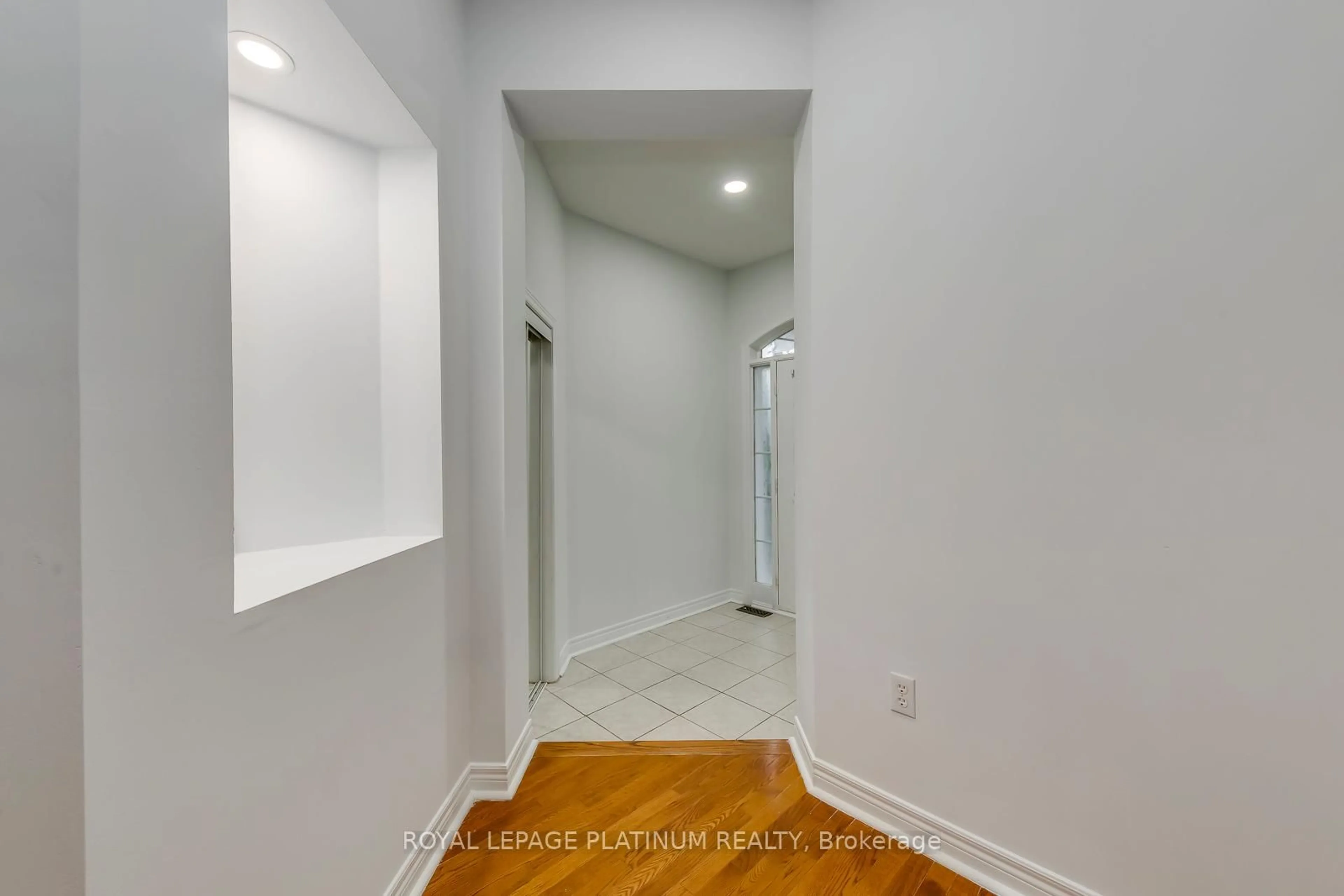 Indoor entryway for 5644 Longboat Ave, Mississauga Ontario L5M 7E8