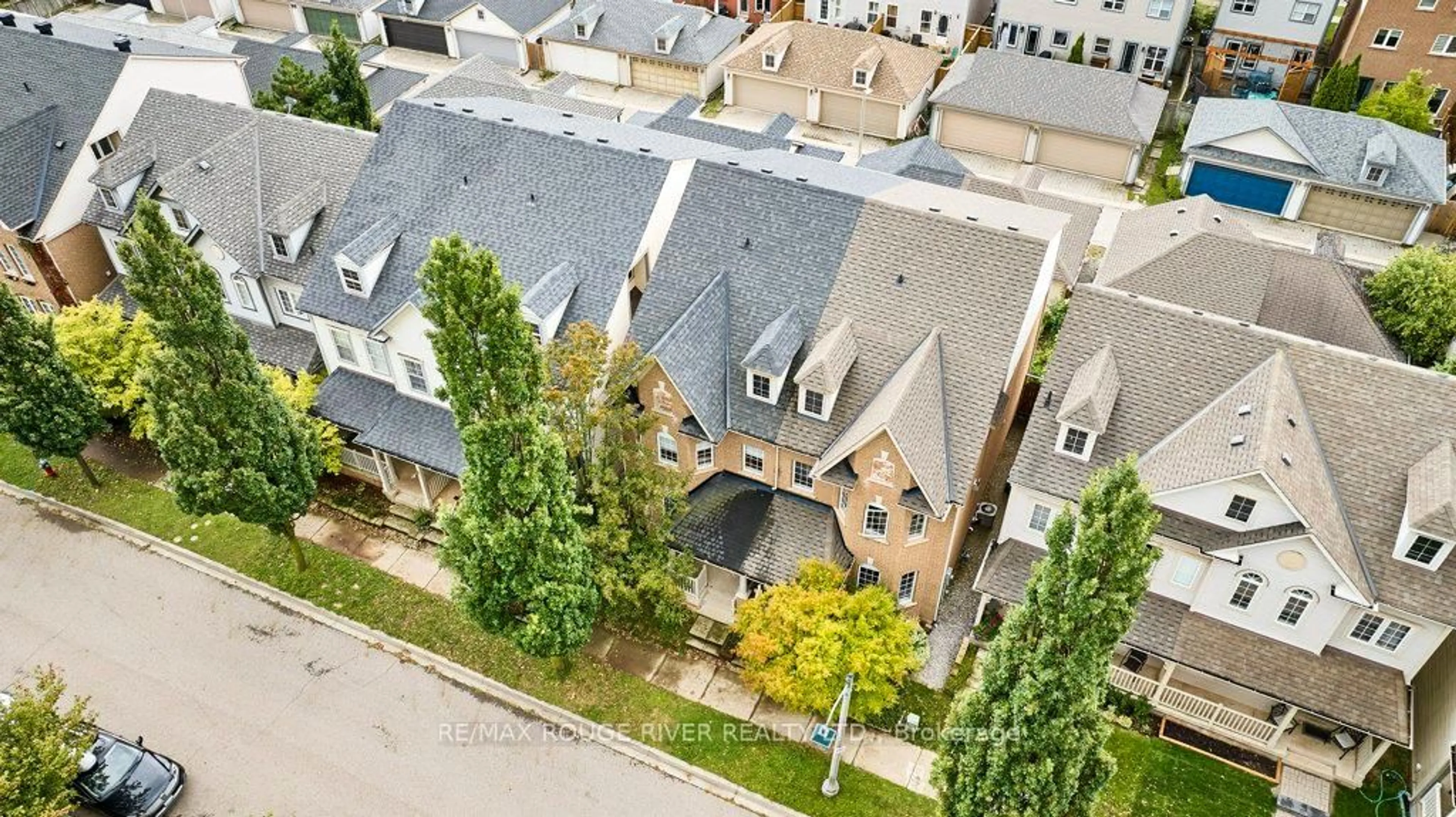 A pic from outside/outdoor area/front of a property/back of a property/a pic from drone, city buildings view from balcony for 104 Roxton Rd, Oakville Ontario L6H 6V4
