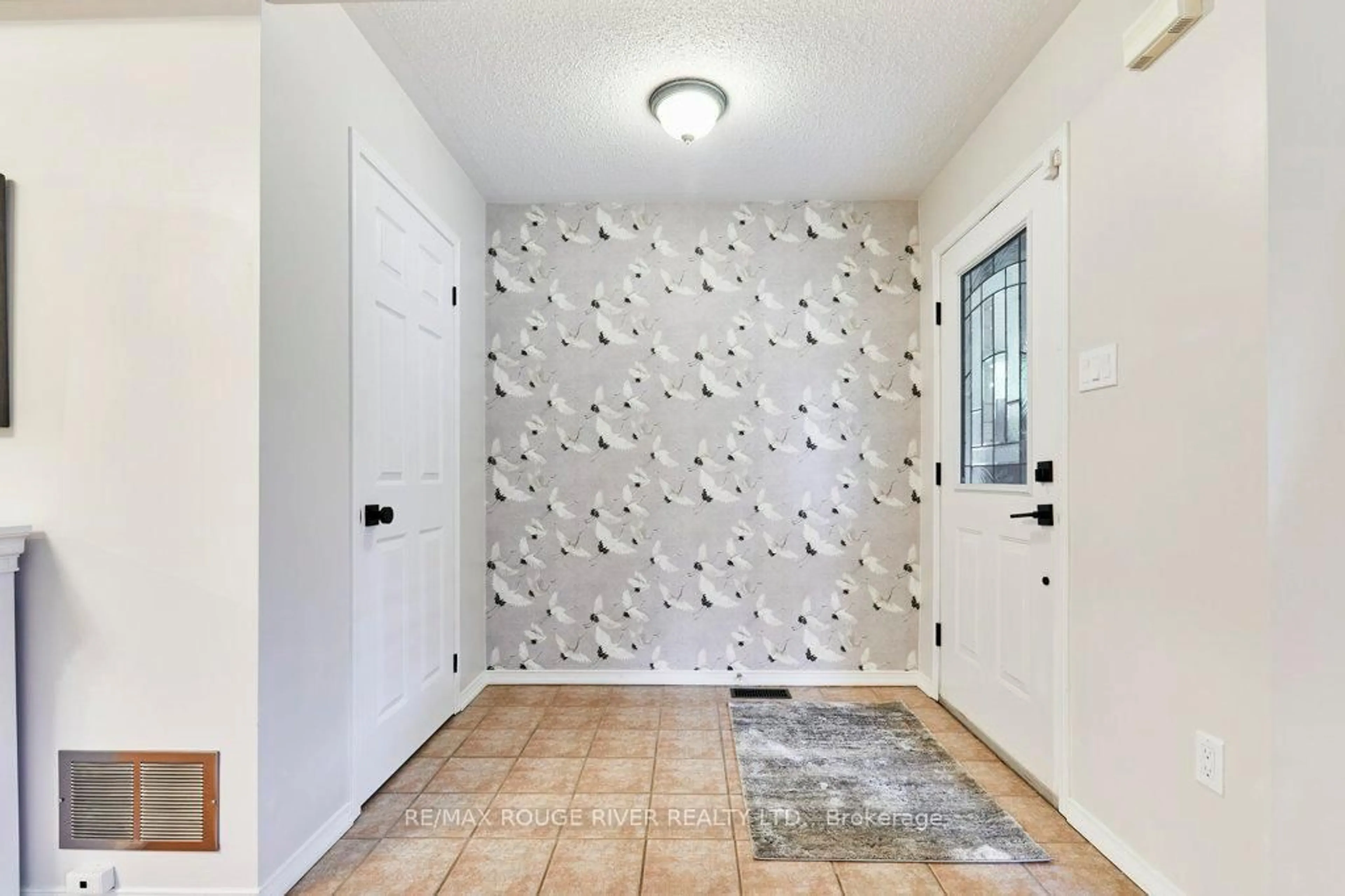 Indoor entryway for 104 Roxton Rd, Oakville Ontario L6H 6V4