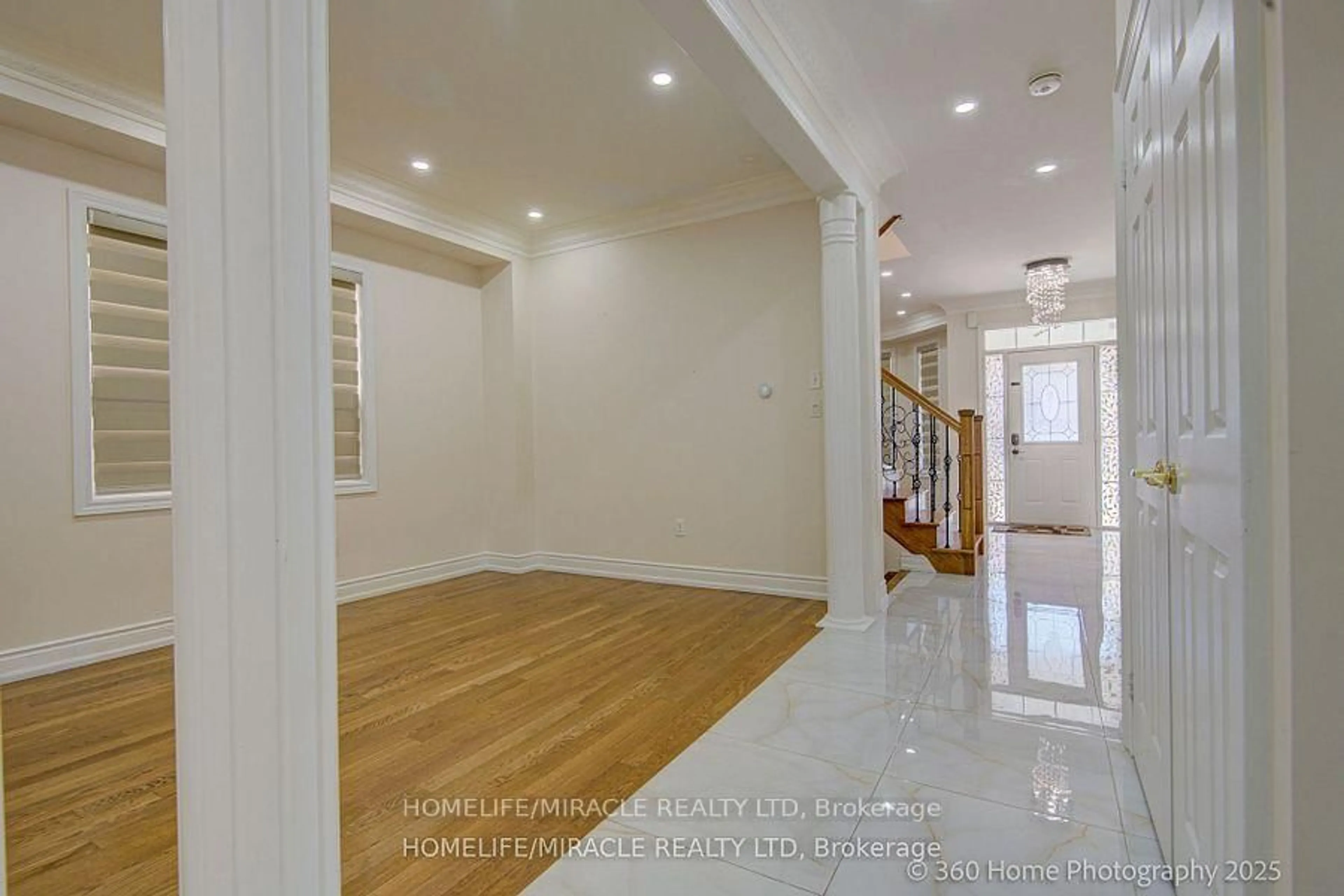 Indoor foyer for 55 Lyndbrook Cres, Brampton Ontario L6P 2N9