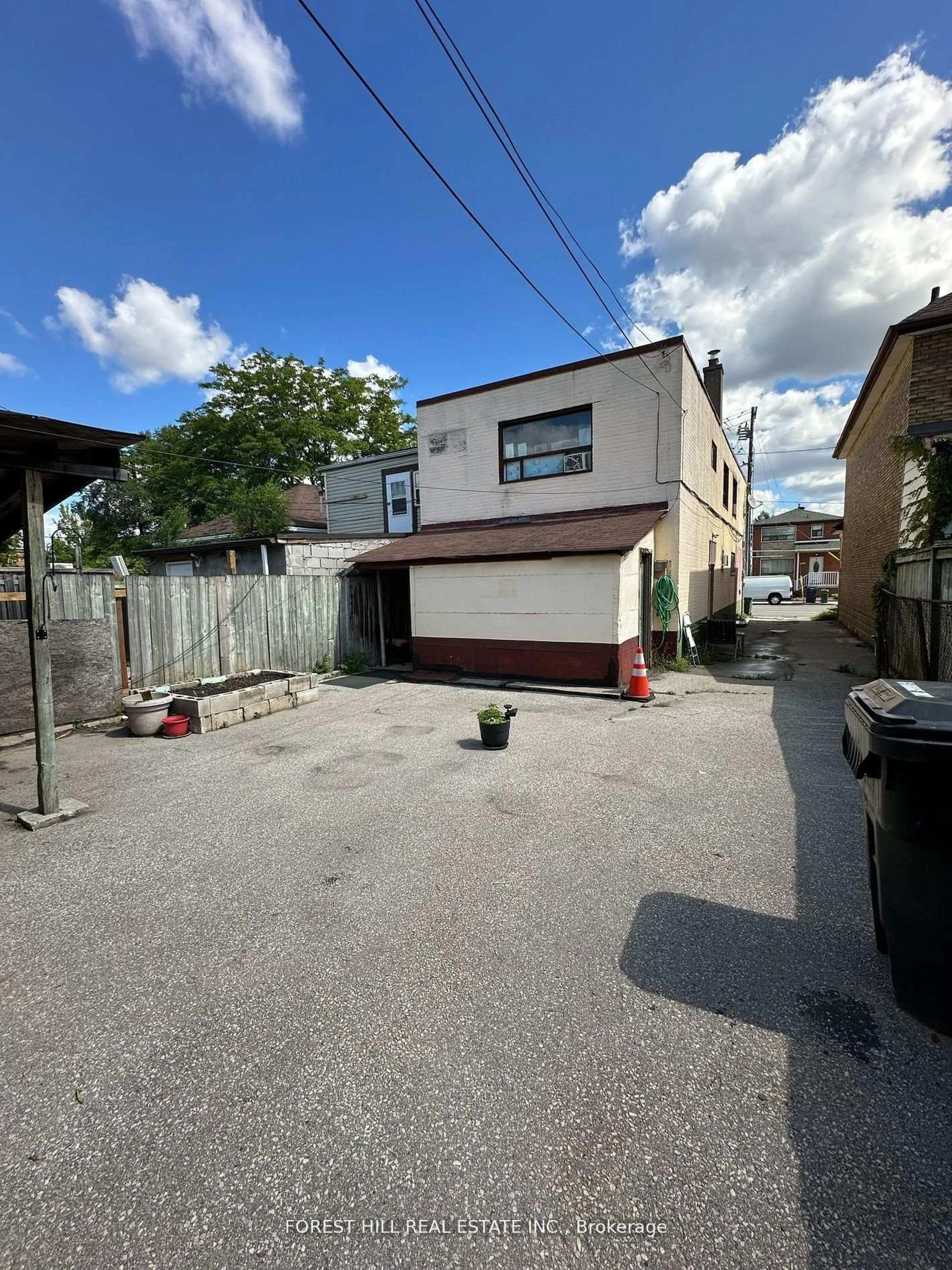 A pic from outside/outdoor area/front of a property/back of a property/a pic from drone, street for 668 Jane St, Toronto Ontario M6N 4A7