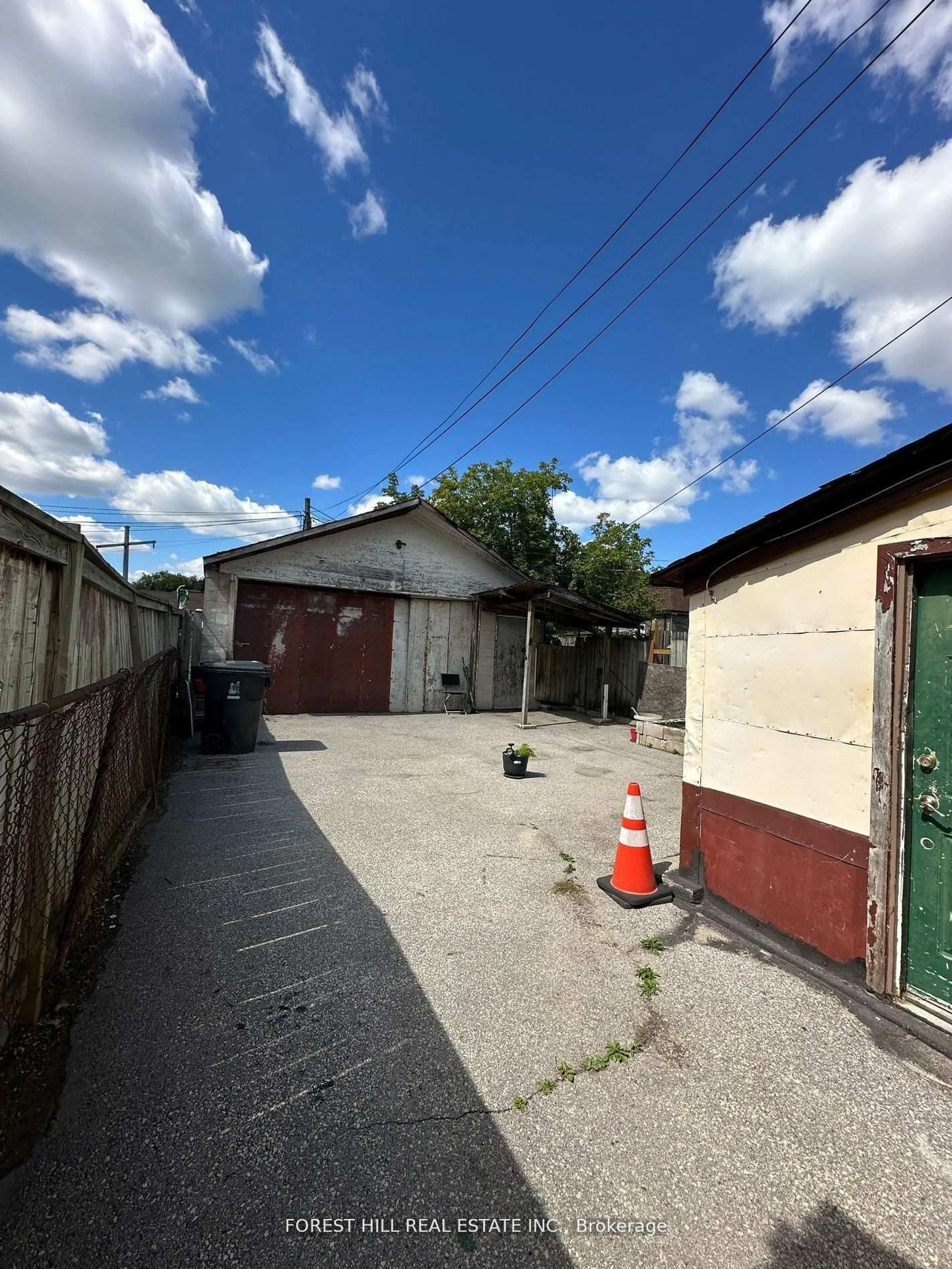 A pic from outside/outdoor area/front of a property/back of a property/a pic from drone, street for 668 Jane St, Toronto Ontario M6N 4A7