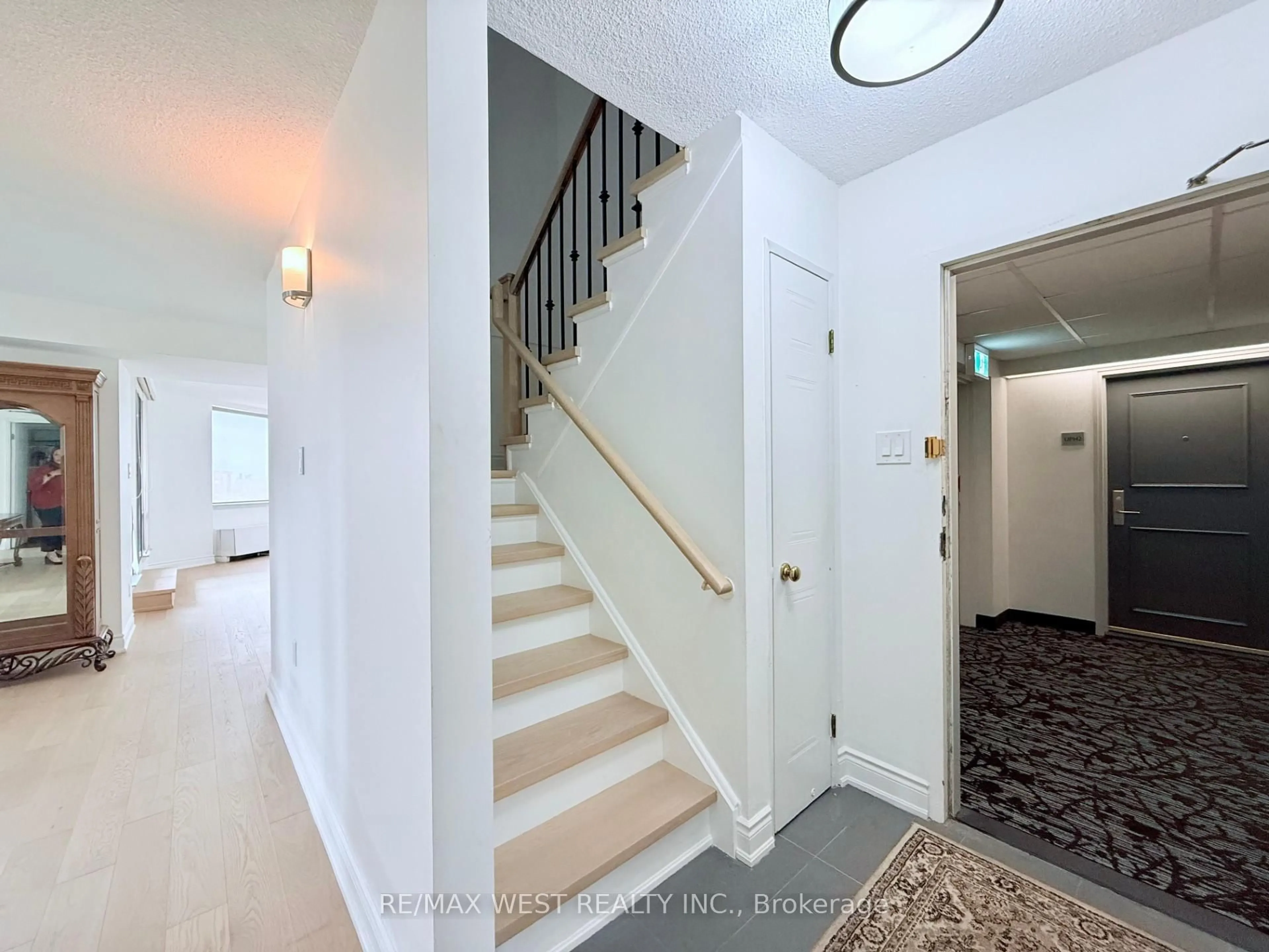 Indoor foyer for 25 Fairview Rd #UPH1, Mississauga Ontario L5B 3Y8