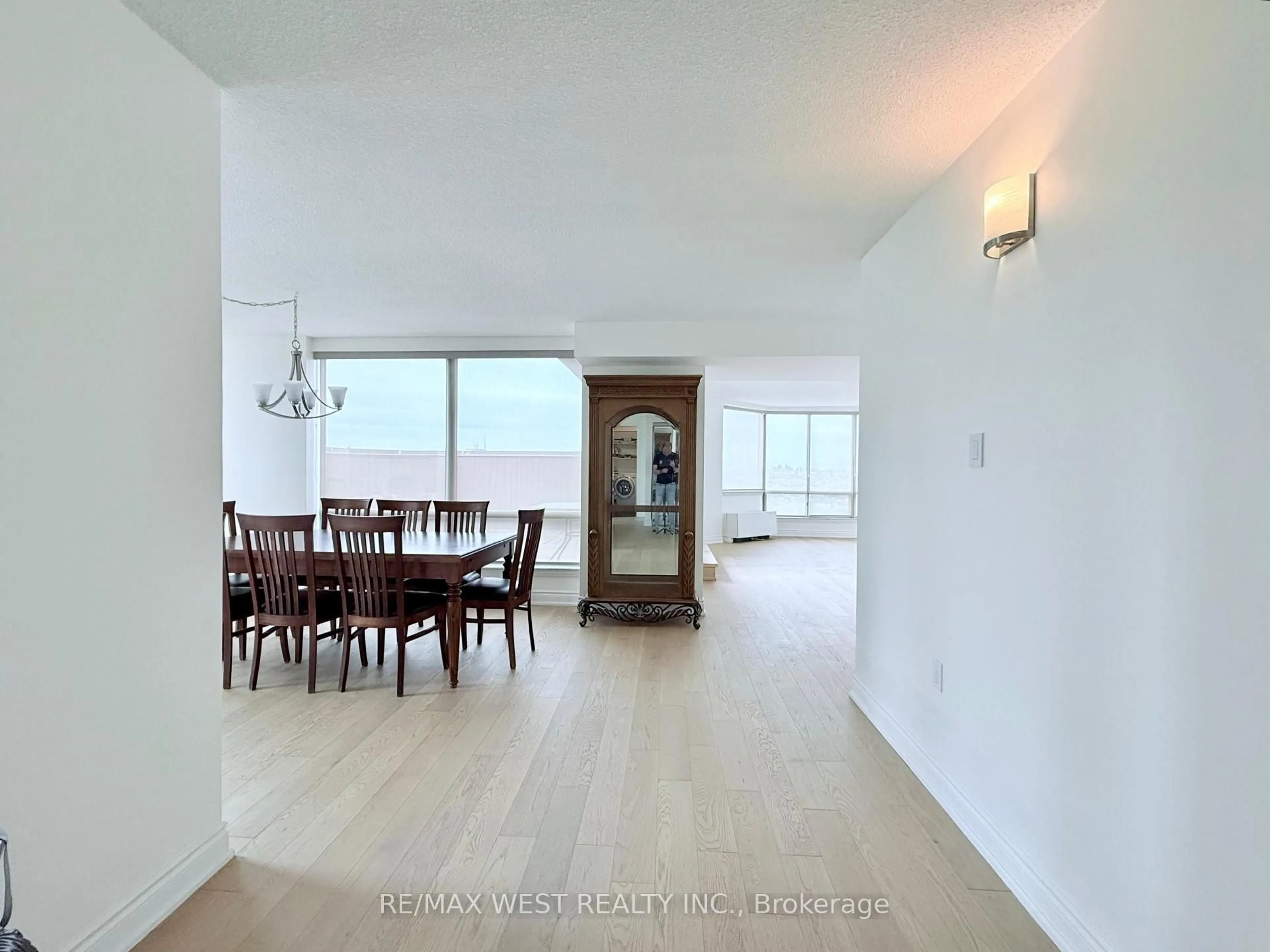 Unknown for 25 Fairview Rd #UPH1, Mississauga Ontario L5B 3Y8