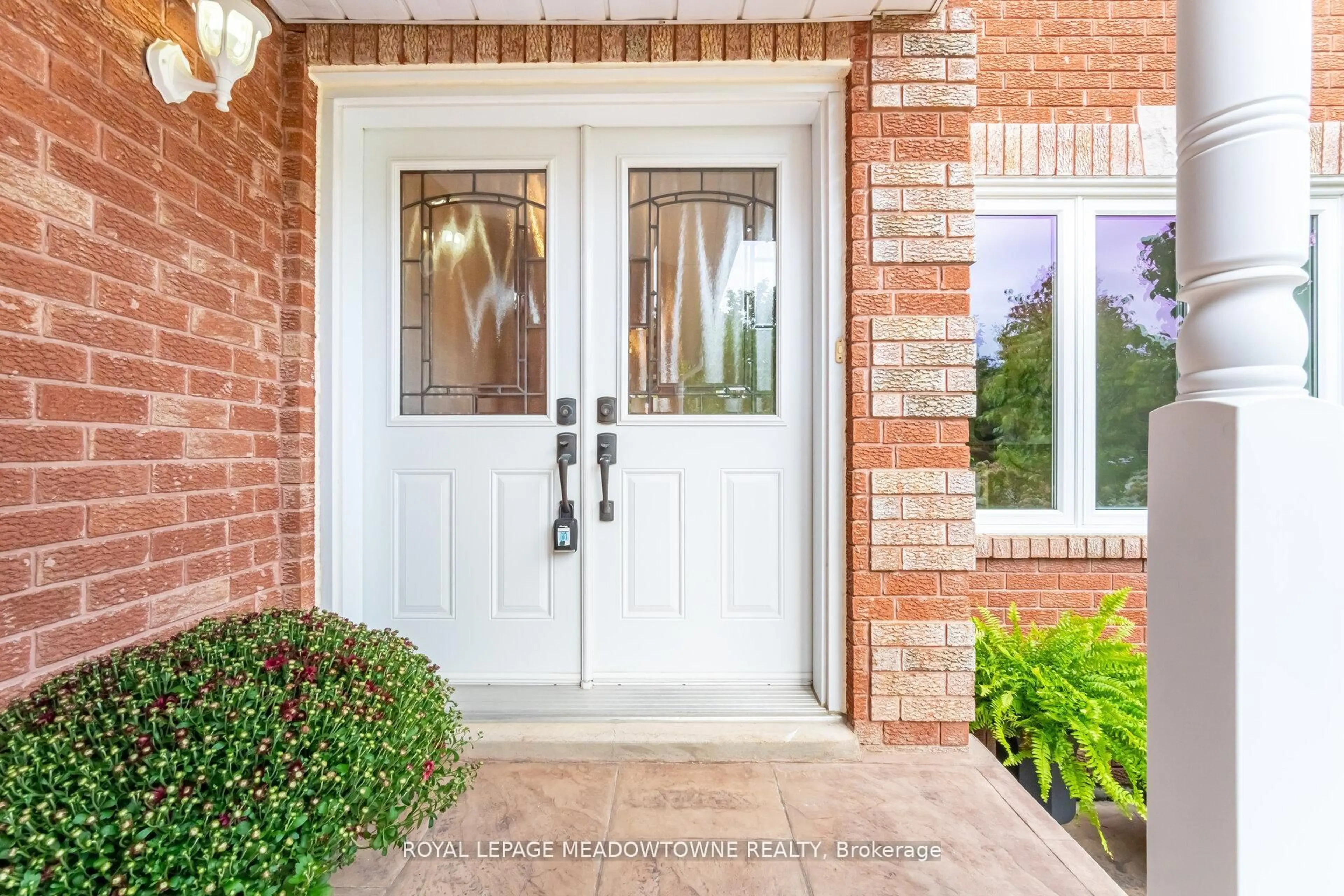 Indoor entryway for 33 Harrop Ave, Halton Hills Ontario L7G 5R4