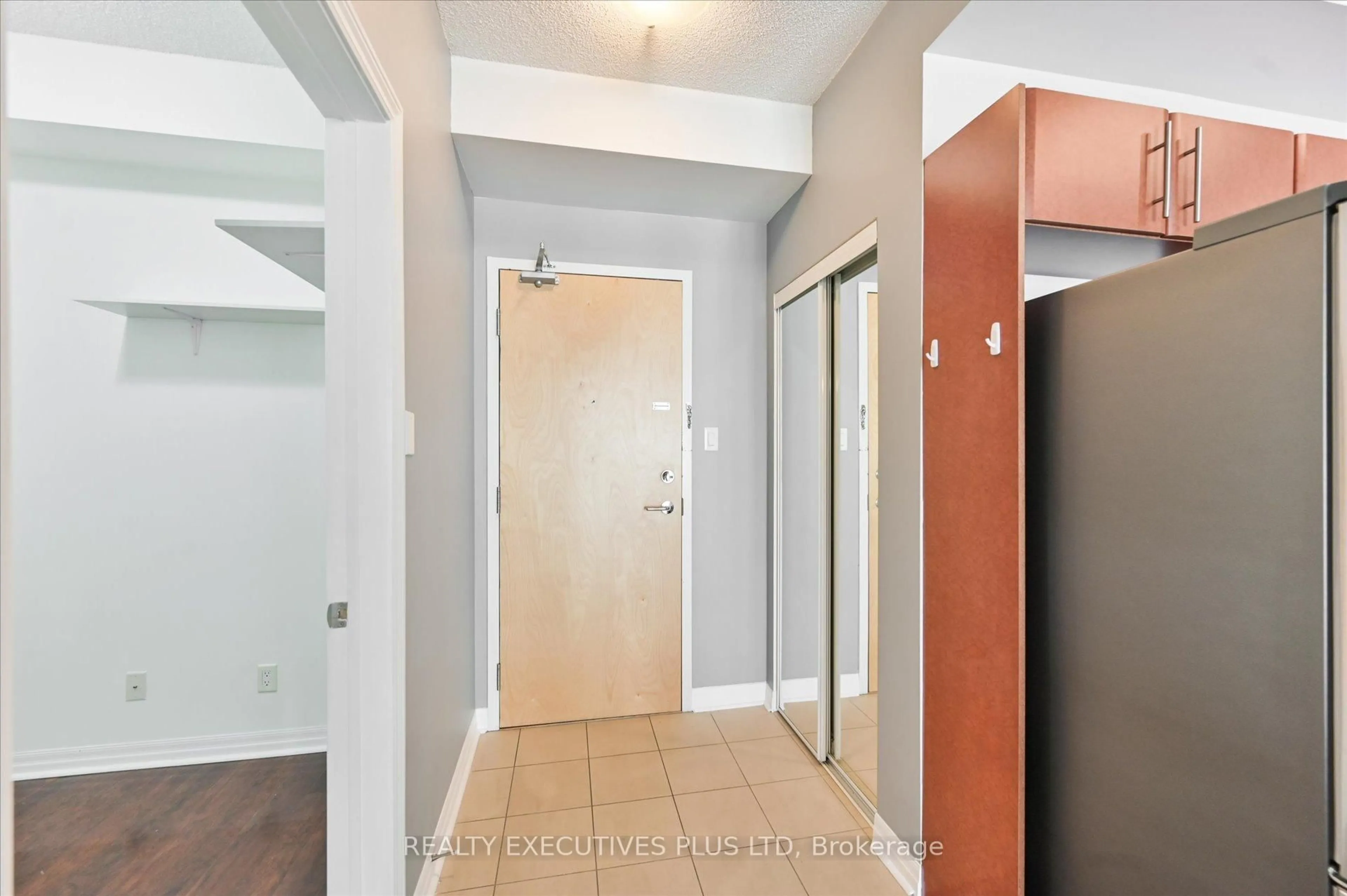 Indoor entryway for 3515 Kariya Dr #2103, Mississauga Ontario L5B 0C1