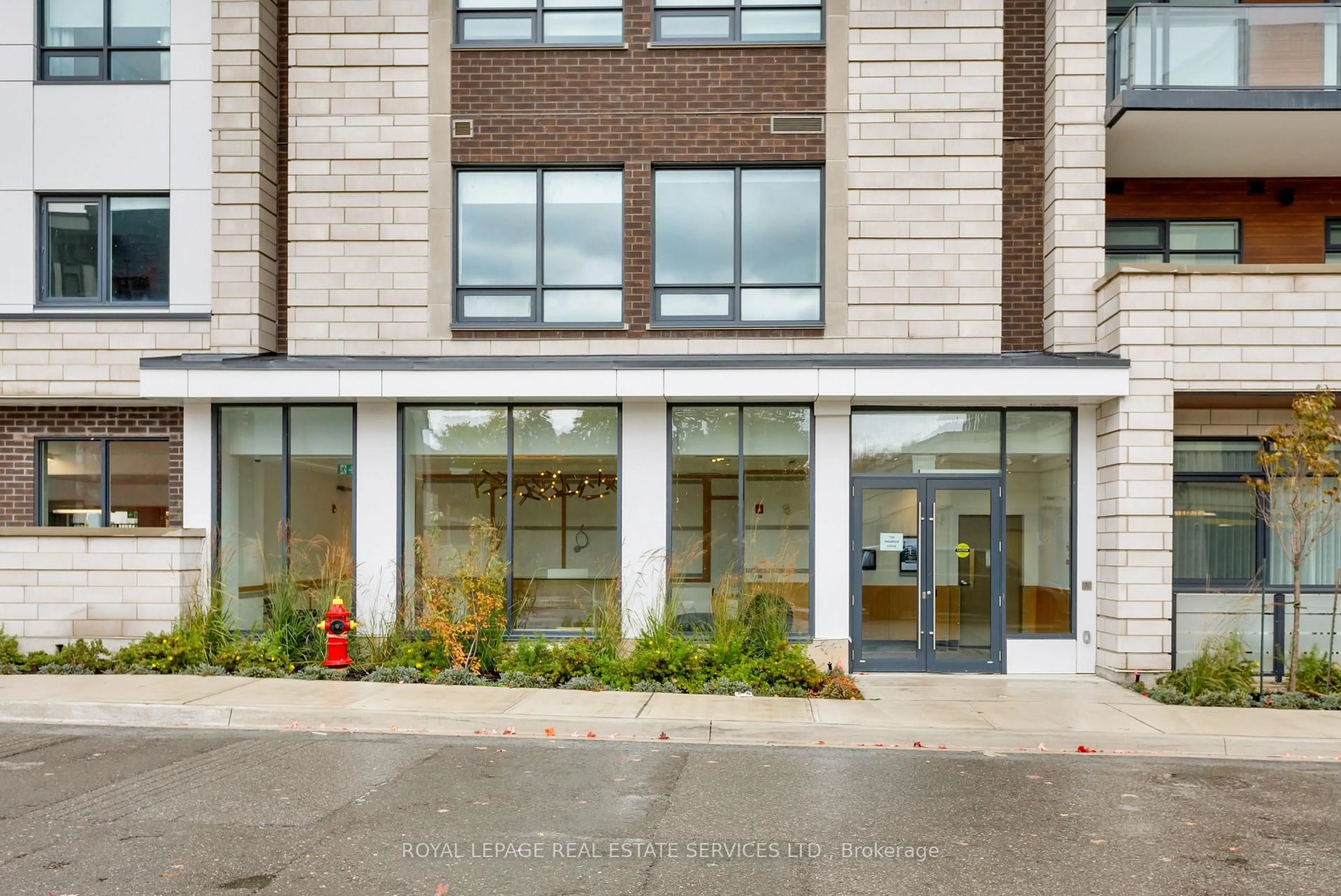 Indoor foyer for 123 Maurice Dr #307, Oakville Ontario L6K 2W6