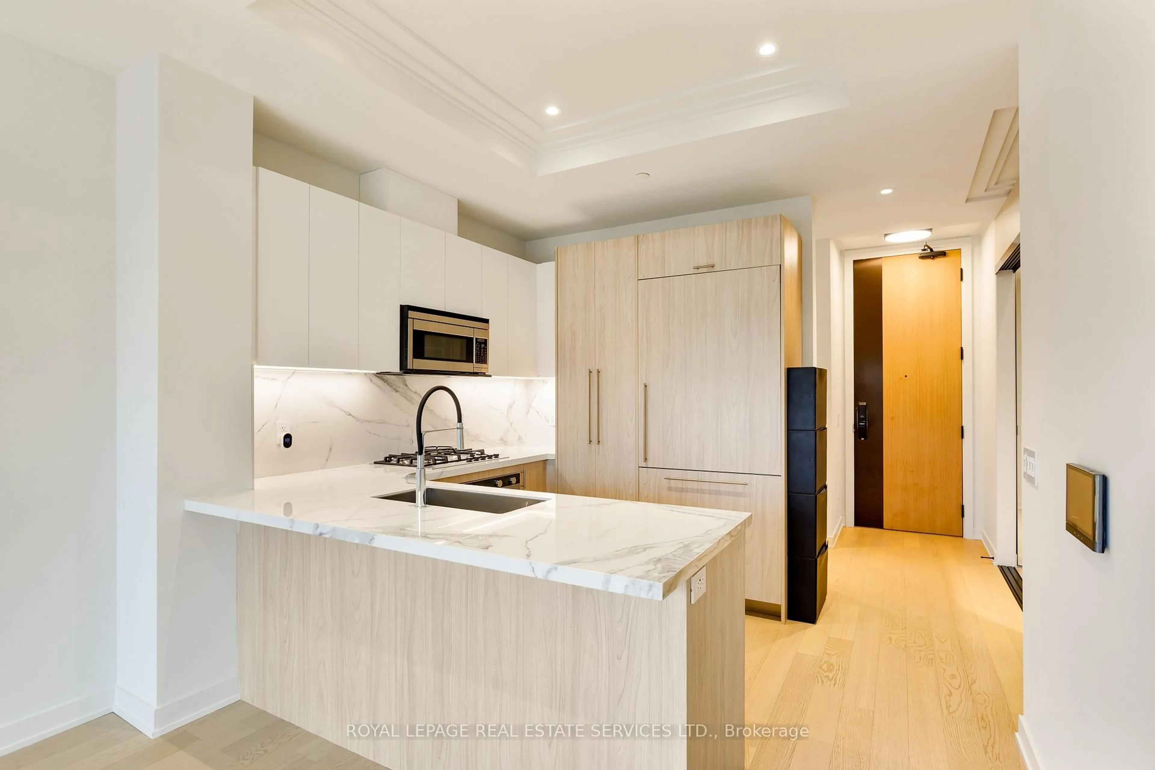 Open concept kitchen, ceramic/tile floor for 123 Maurice Dr #307, Oakville Ontario L6K 2W6