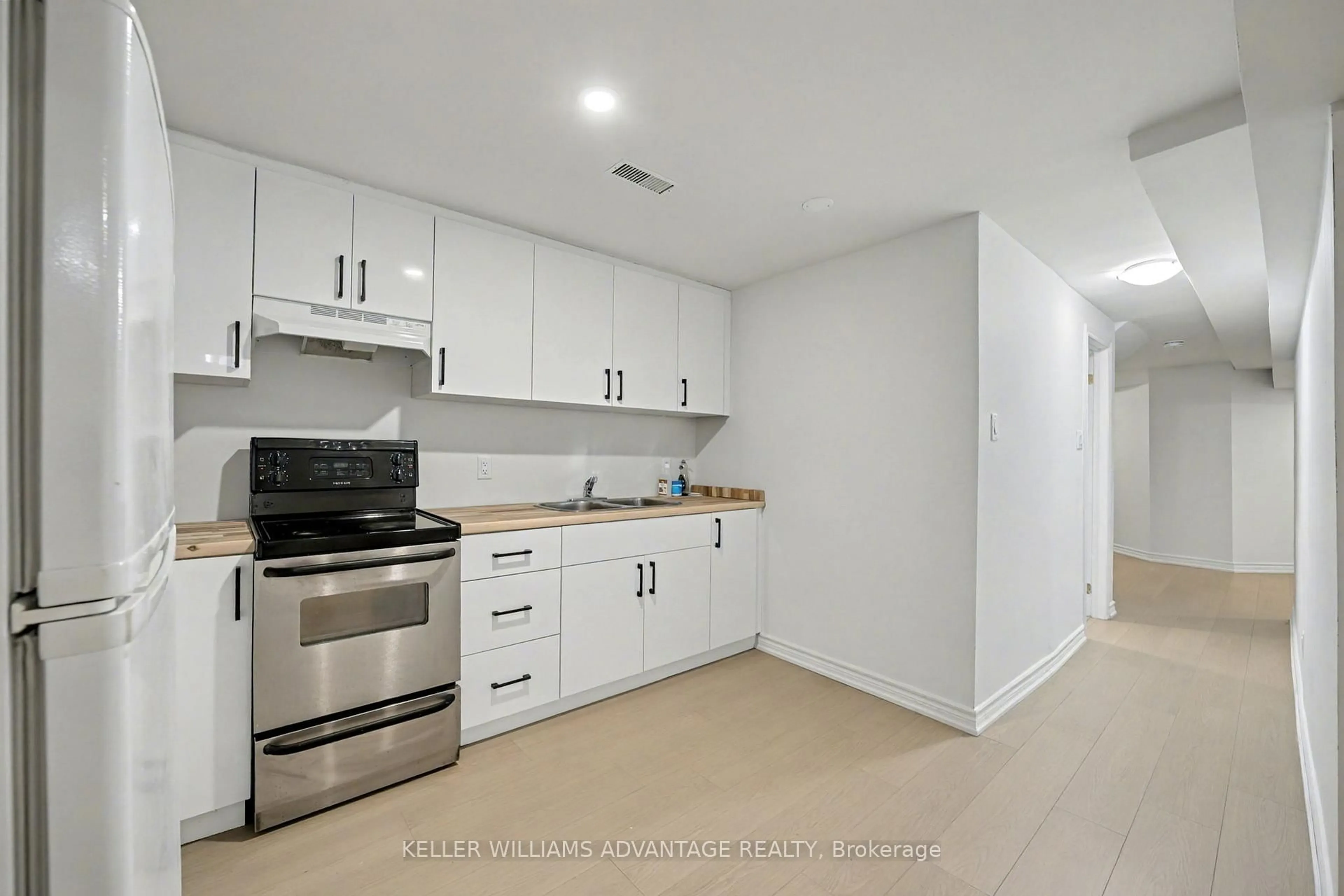 Standard kitchen, unknown for 17 James Young Dr, Halton Hills Ontario L7G 5S6