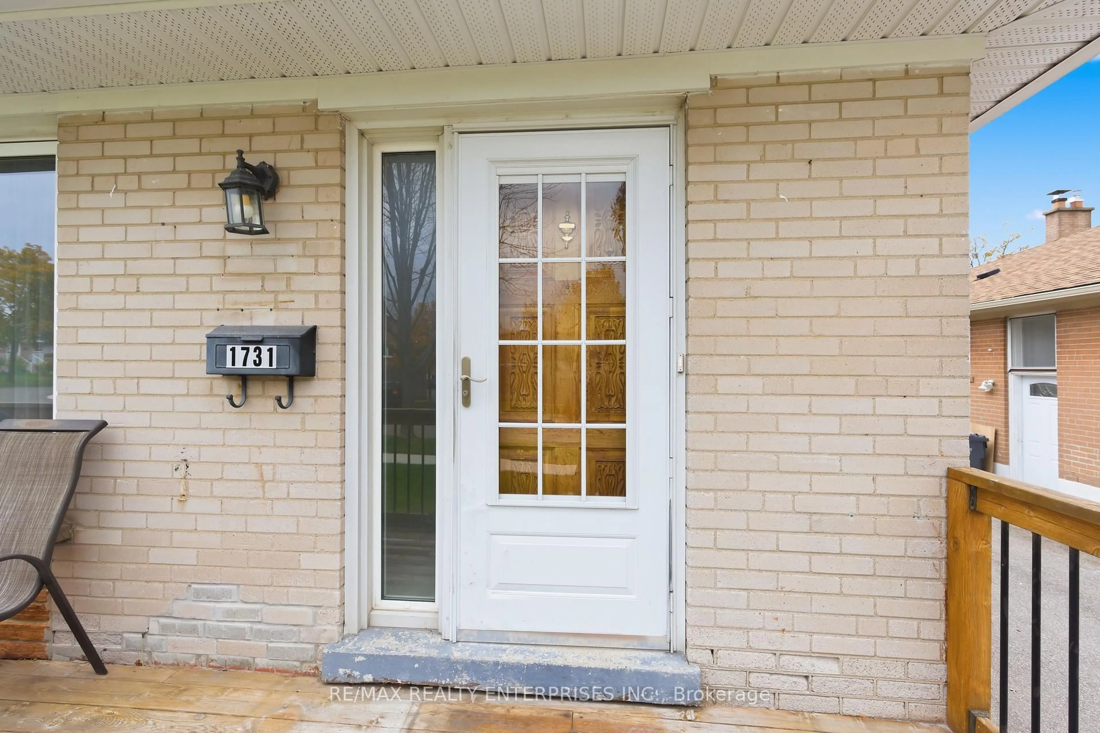Indoor entryway for 1731 Sandgate Cres, Mississauga Ontario L5J 2E7