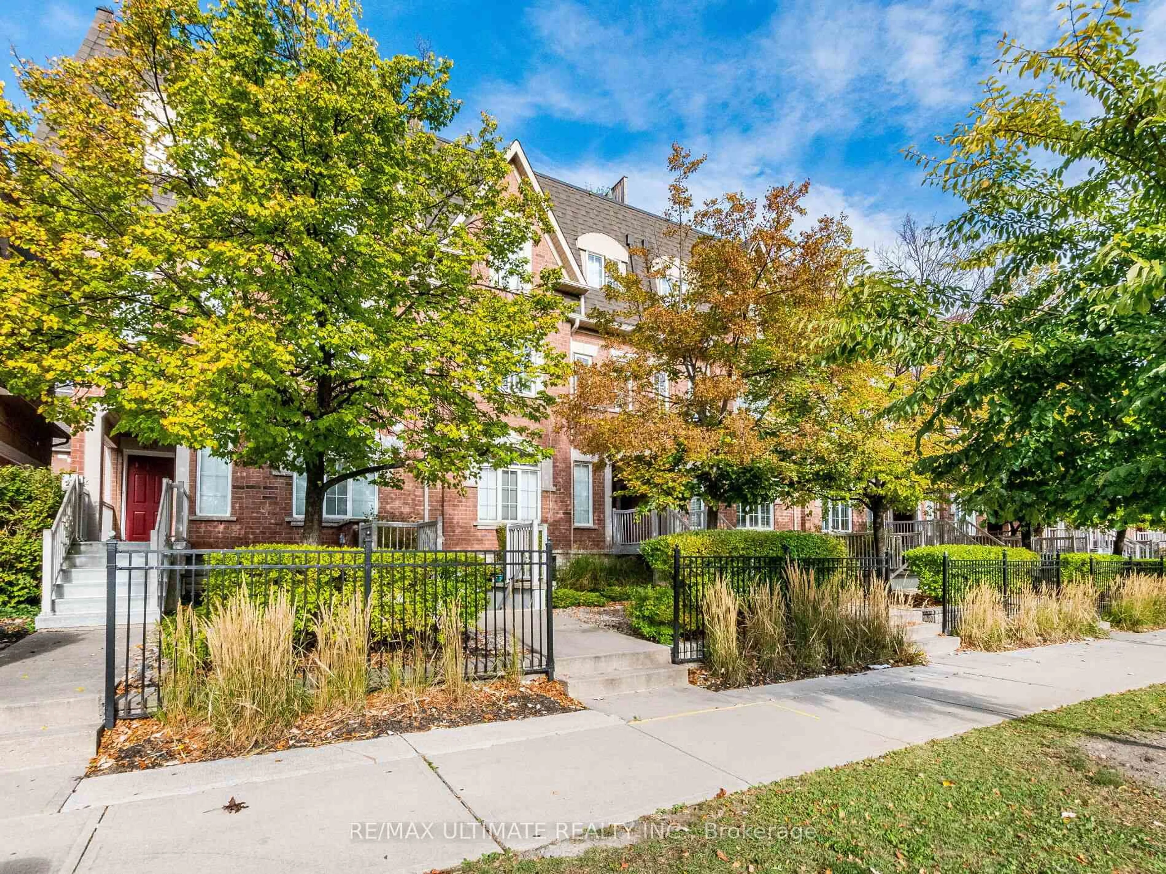 A pic from outside/outdoor area/front of a property/back of a property/a pic from drone, street for 615 Shoreline Dr #Unit # 17, Mississauga Ontario L5B 4K4