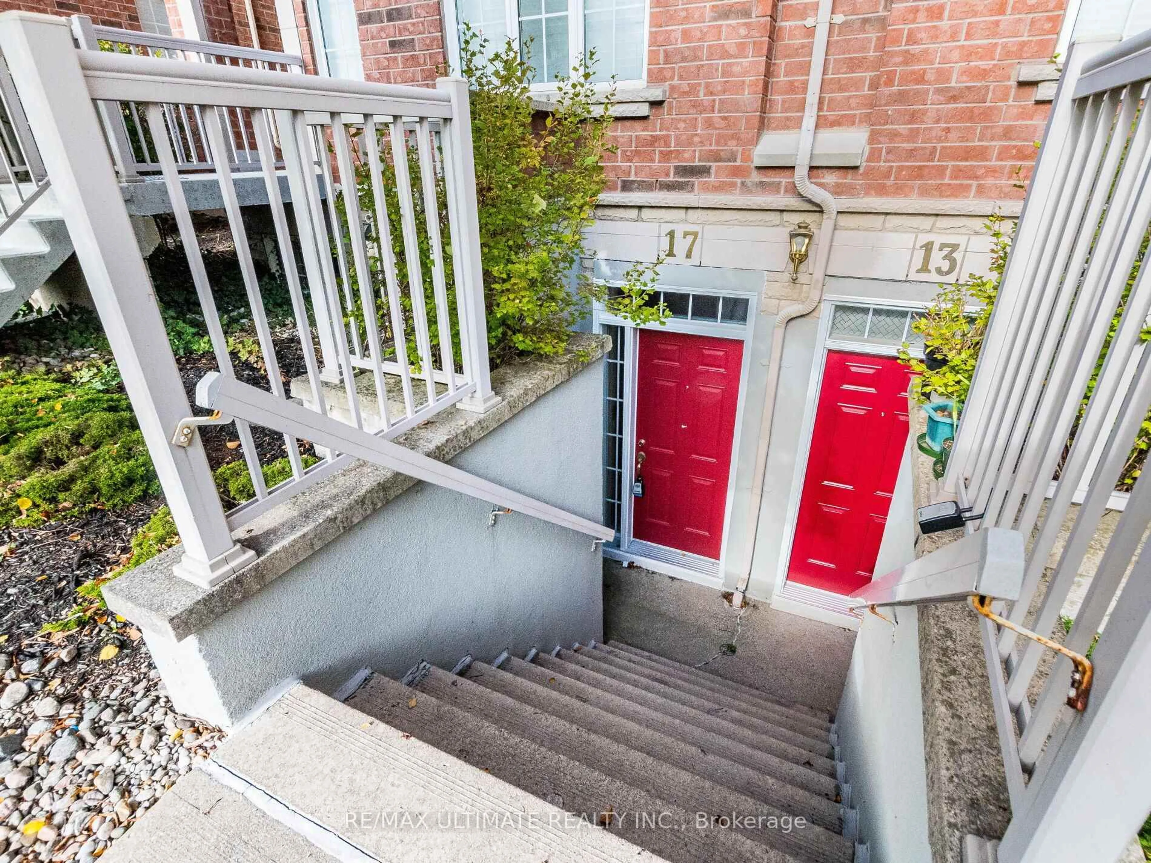 A pic from outside/outdoor area/front of a property/back of a property/a pic from drone, street for 615 Shoreline Dr #Unit # 17, Mississauga Ontario L5B 4K4