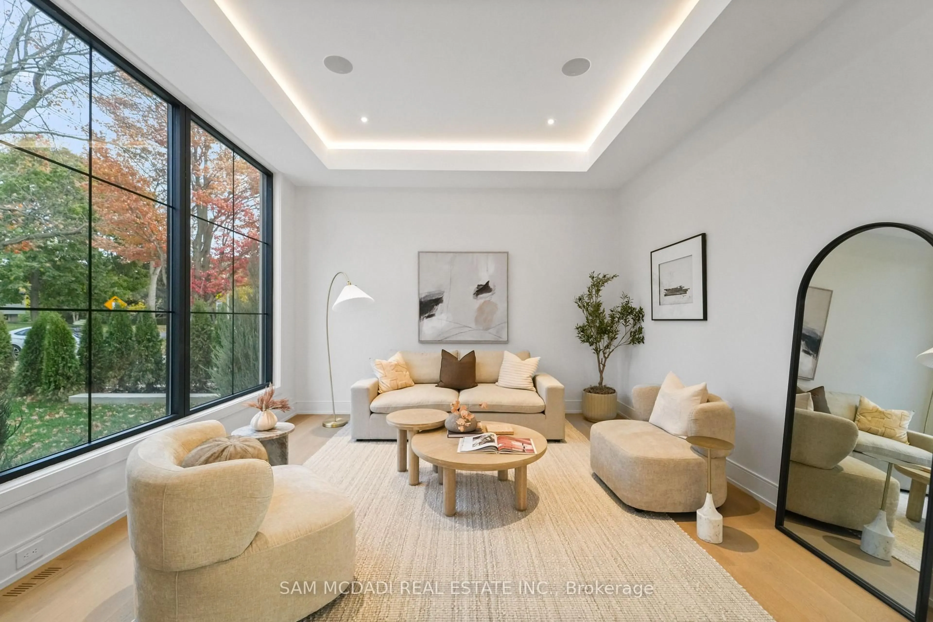 Living room with furniture, unknown for 152 Third Line, Oakville Ontario L6L 3Z8