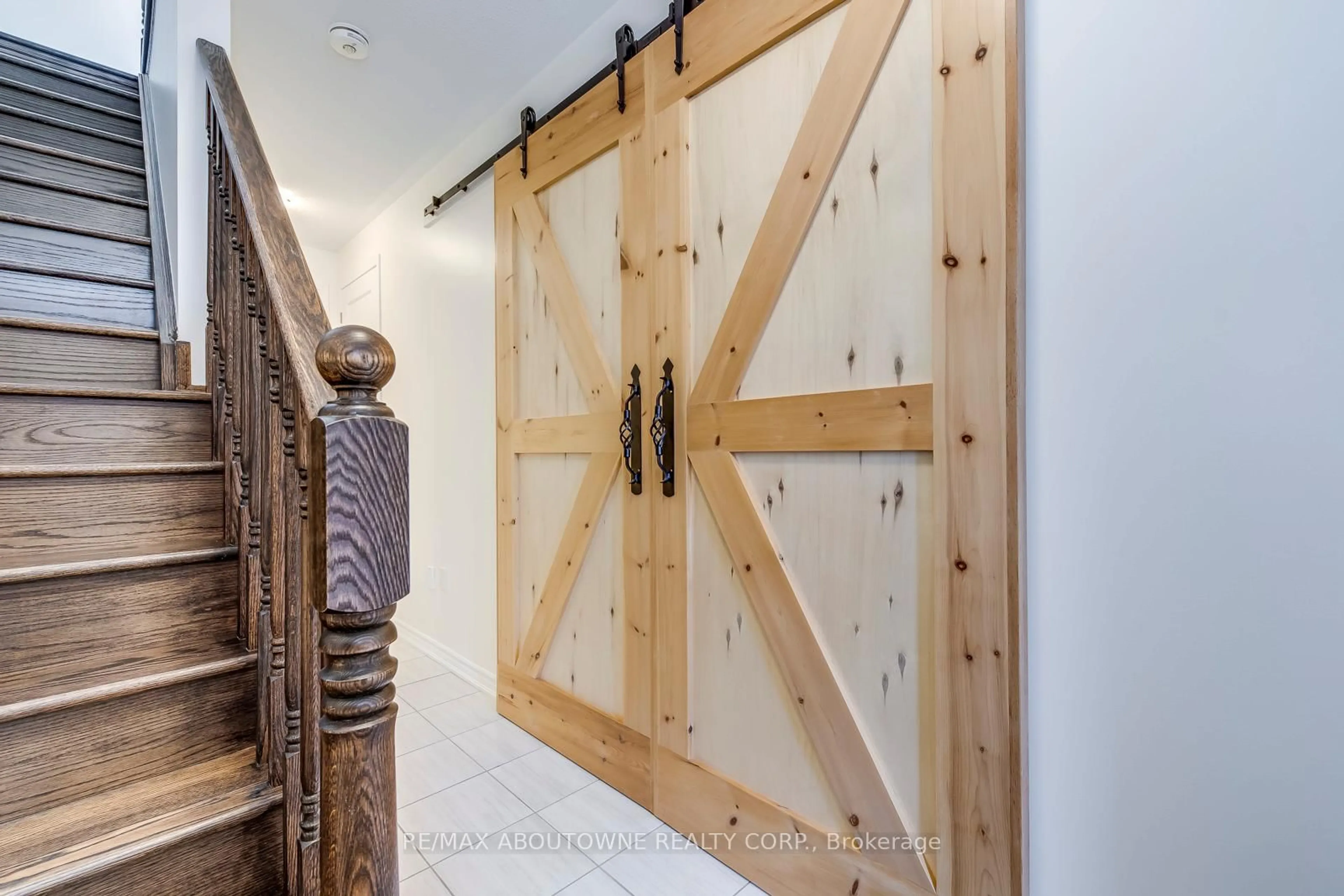 Indoor entryway for 3338 Erasmum St, Oakville Ontario L6M 1S3