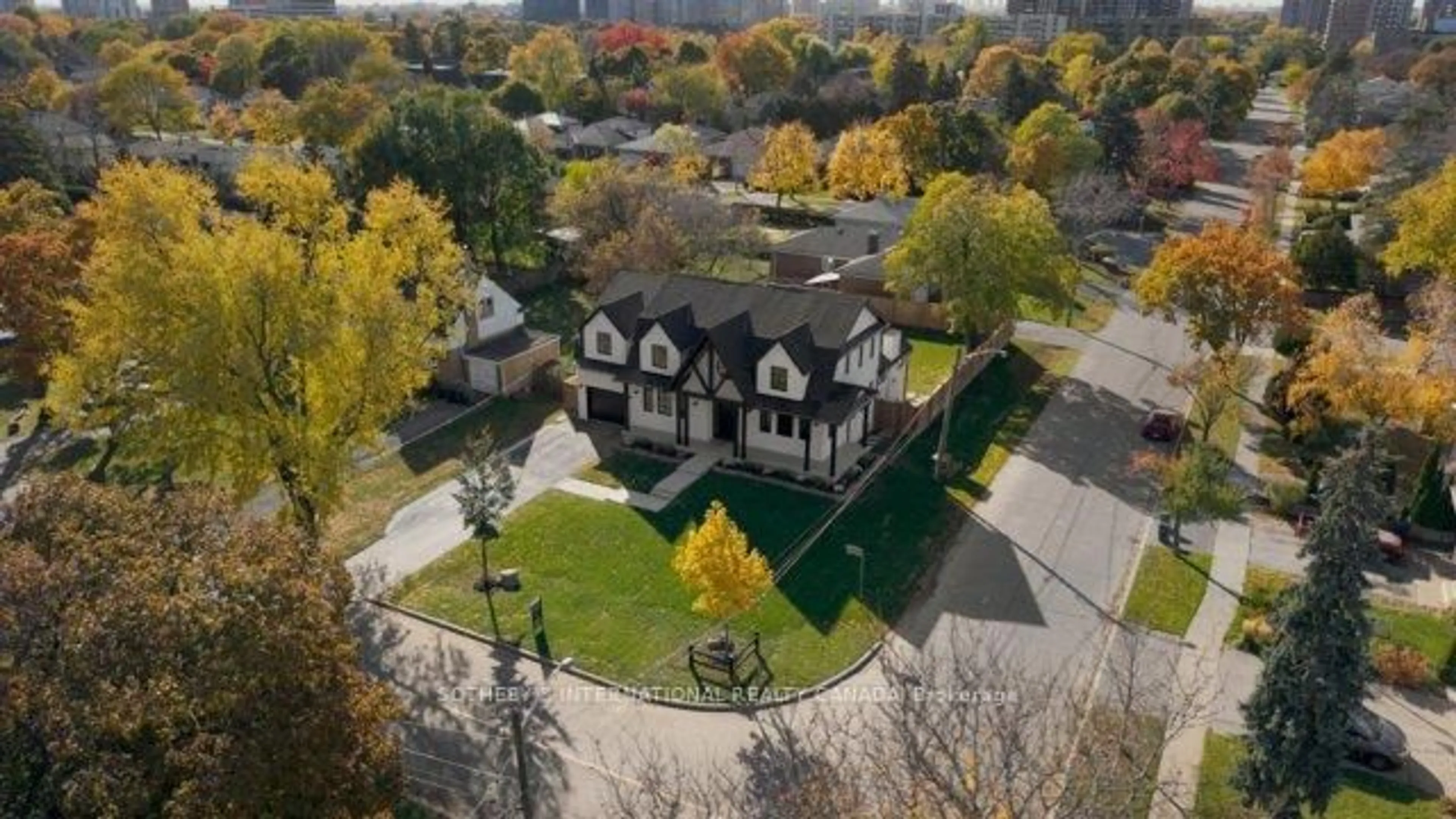 A pic from outside/outdoor area/front of a property/back of a property/a pic from drone, street for 118 Warwood Rd, Toronto Ontario M9B 5B7