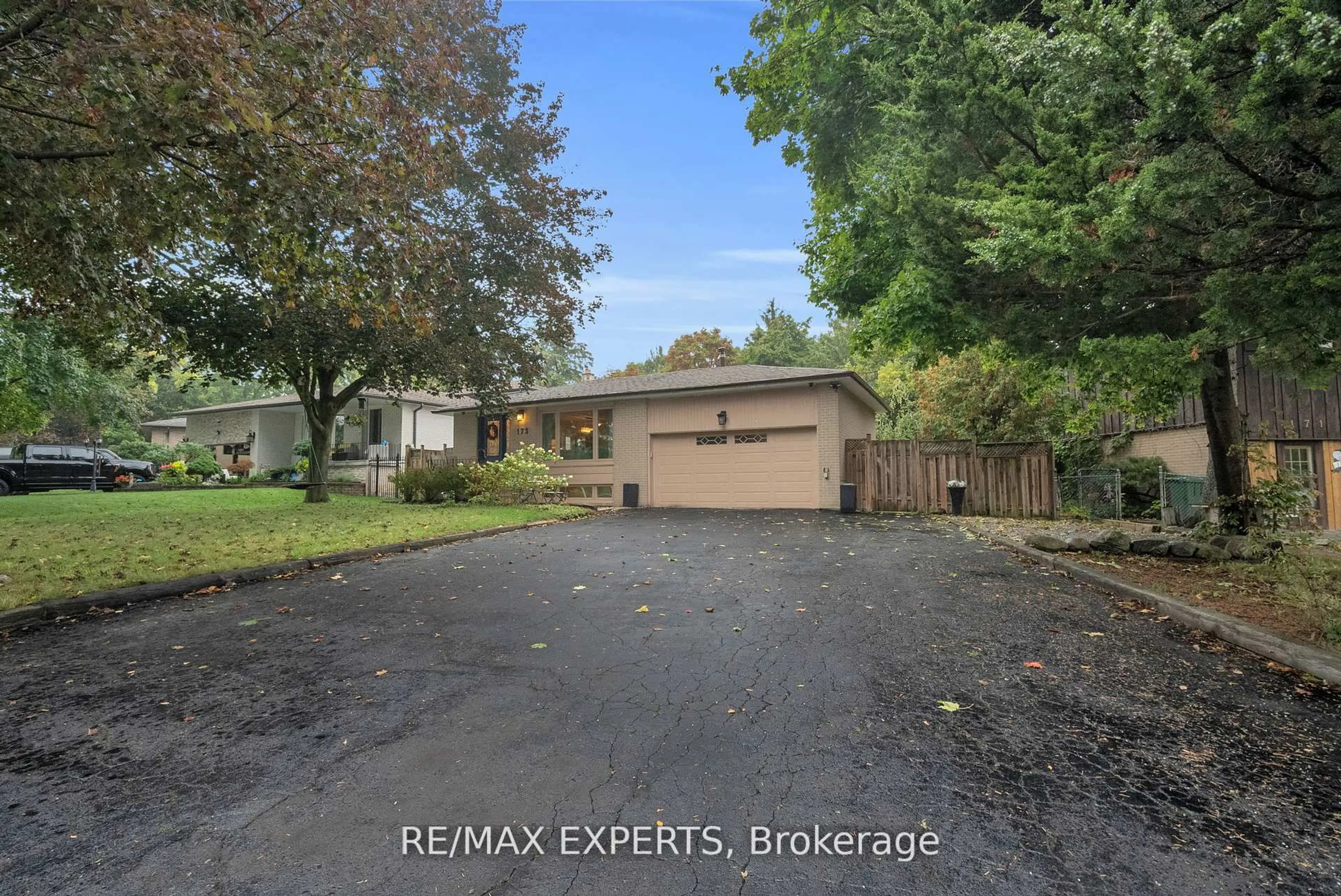 A pic from outside/outdoor area/front of a property/back of a property/a pic from drone, street for 173 Kingsview Dr, Caledon Ontario L7E 3W8