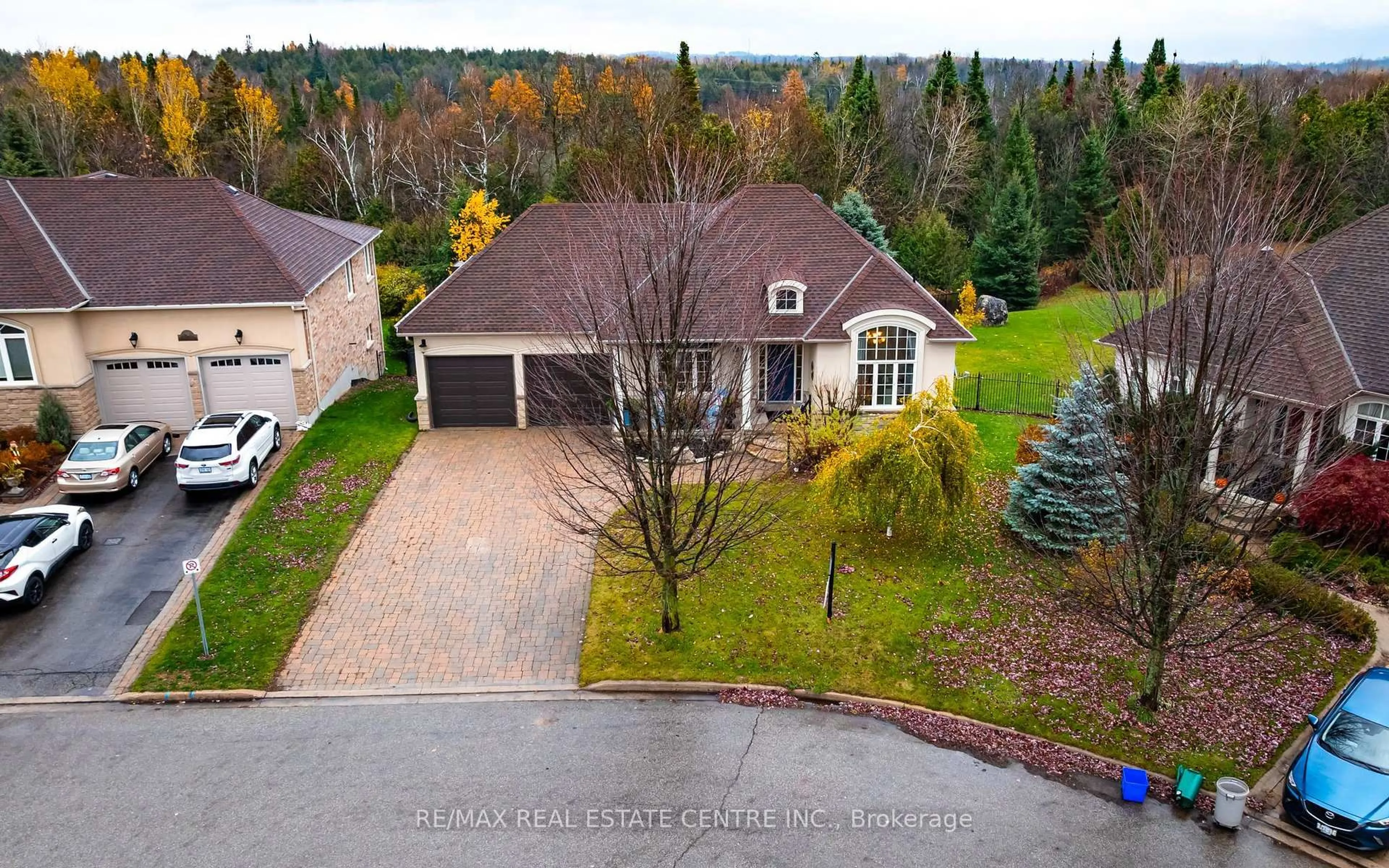 A pic from outside/outdoor area/front of a property/back of a property/a pic from drone, unknown for 59 Young Crt, Orangeville Ontario L9W 0A8