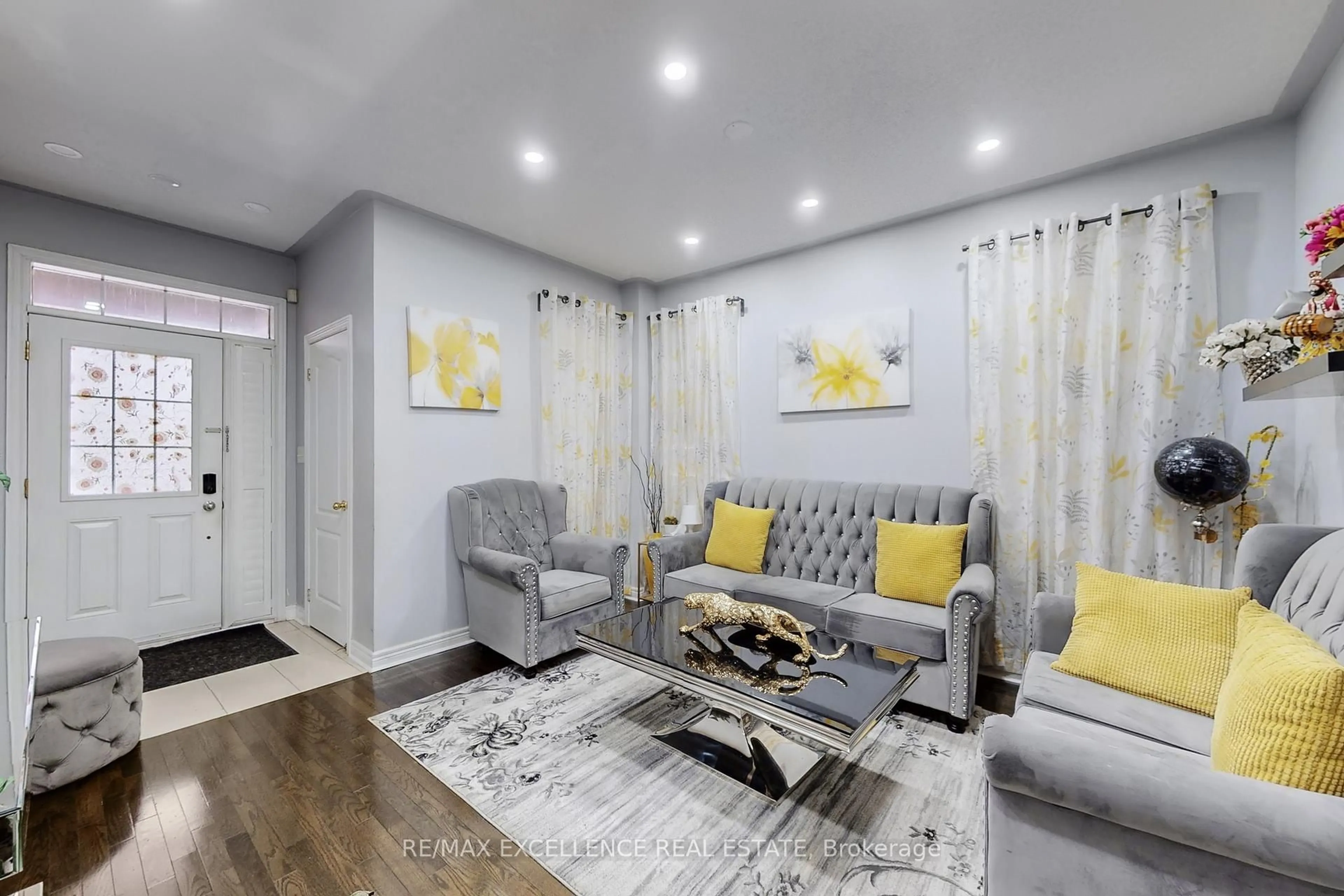 Living room with furniture, unknown for 2 Ryecroft Cres, Brampton Ontario L6R 0M9