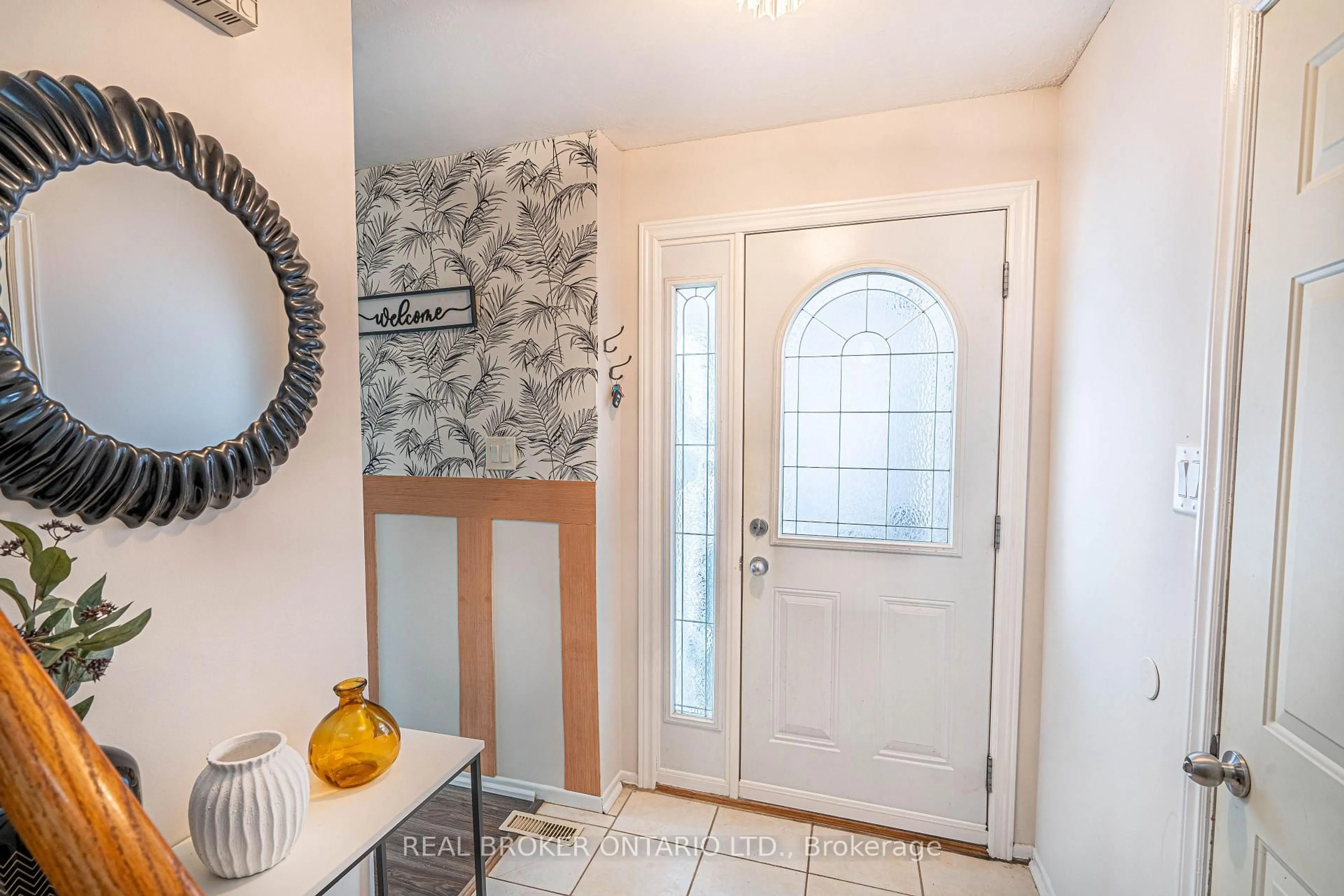 Indoor entryway for 27 Kingswood Dr, Brampton Ontario L6V 2X5