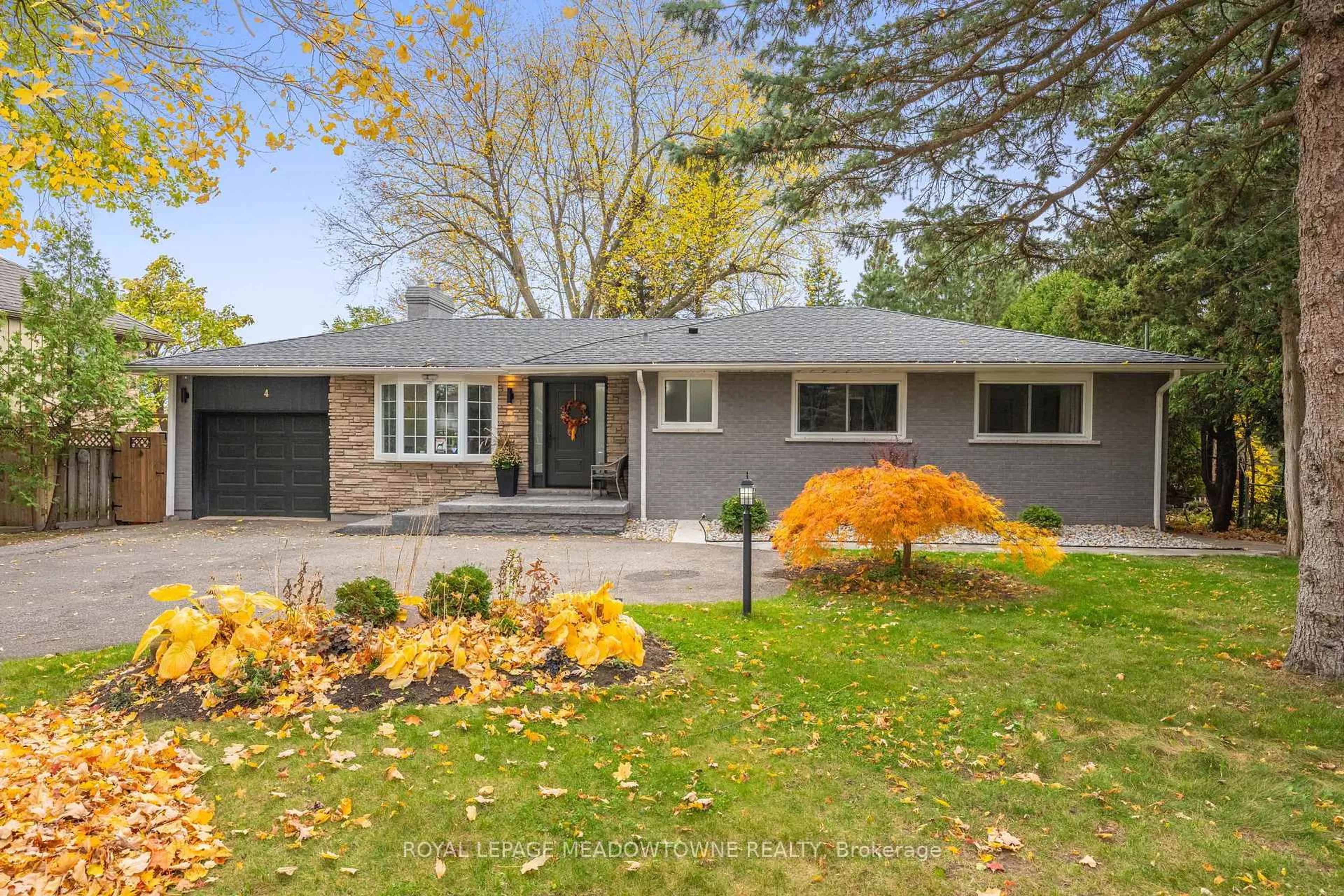 Home with vinyl exterior material, street for 4 Chipper Crt, Halton Hills Ontario L7G 1L3