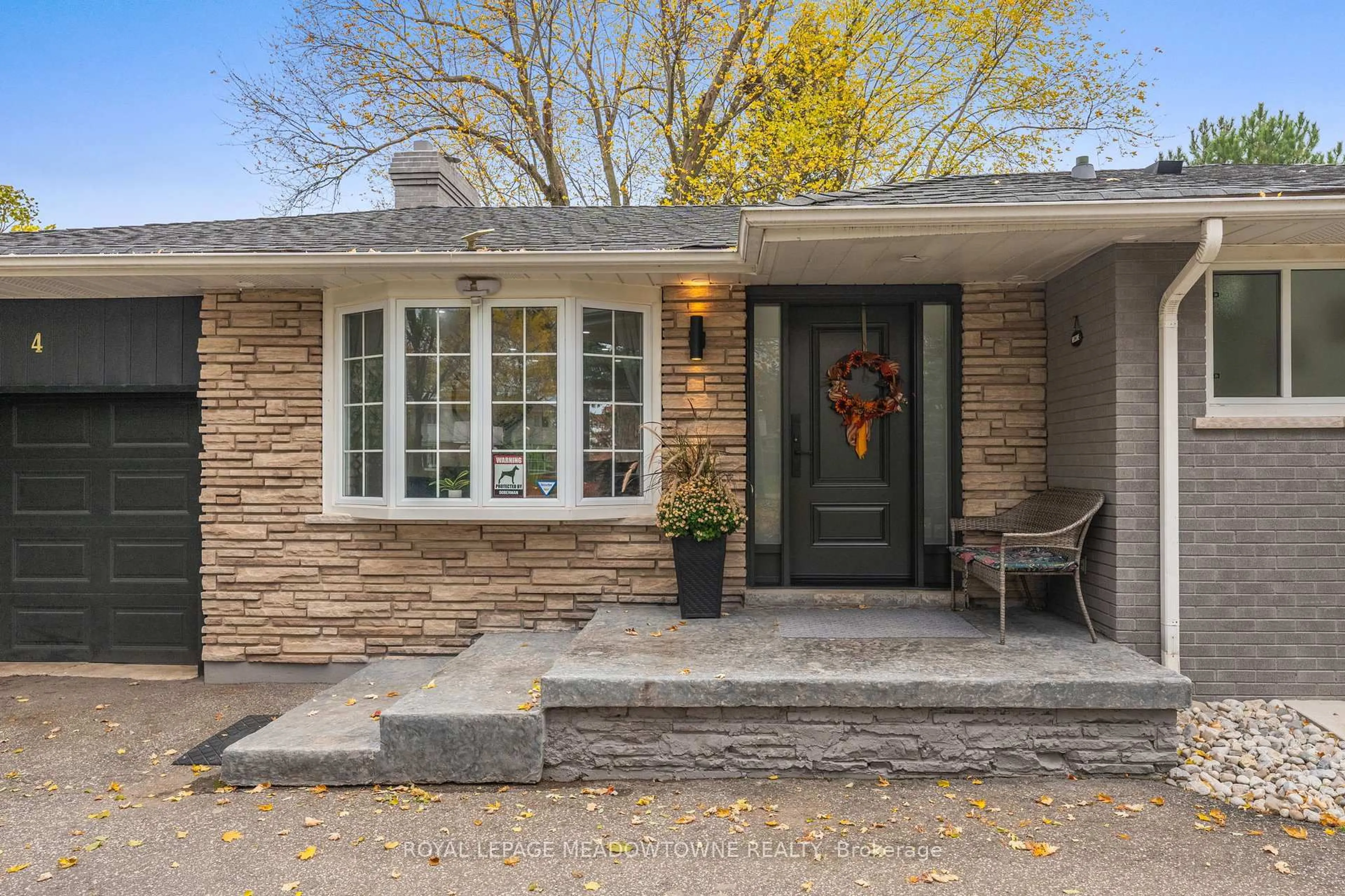 Home with brick exterior material, street for 4 Chipper Crt, Halton Hills Ontario L7G 1L3