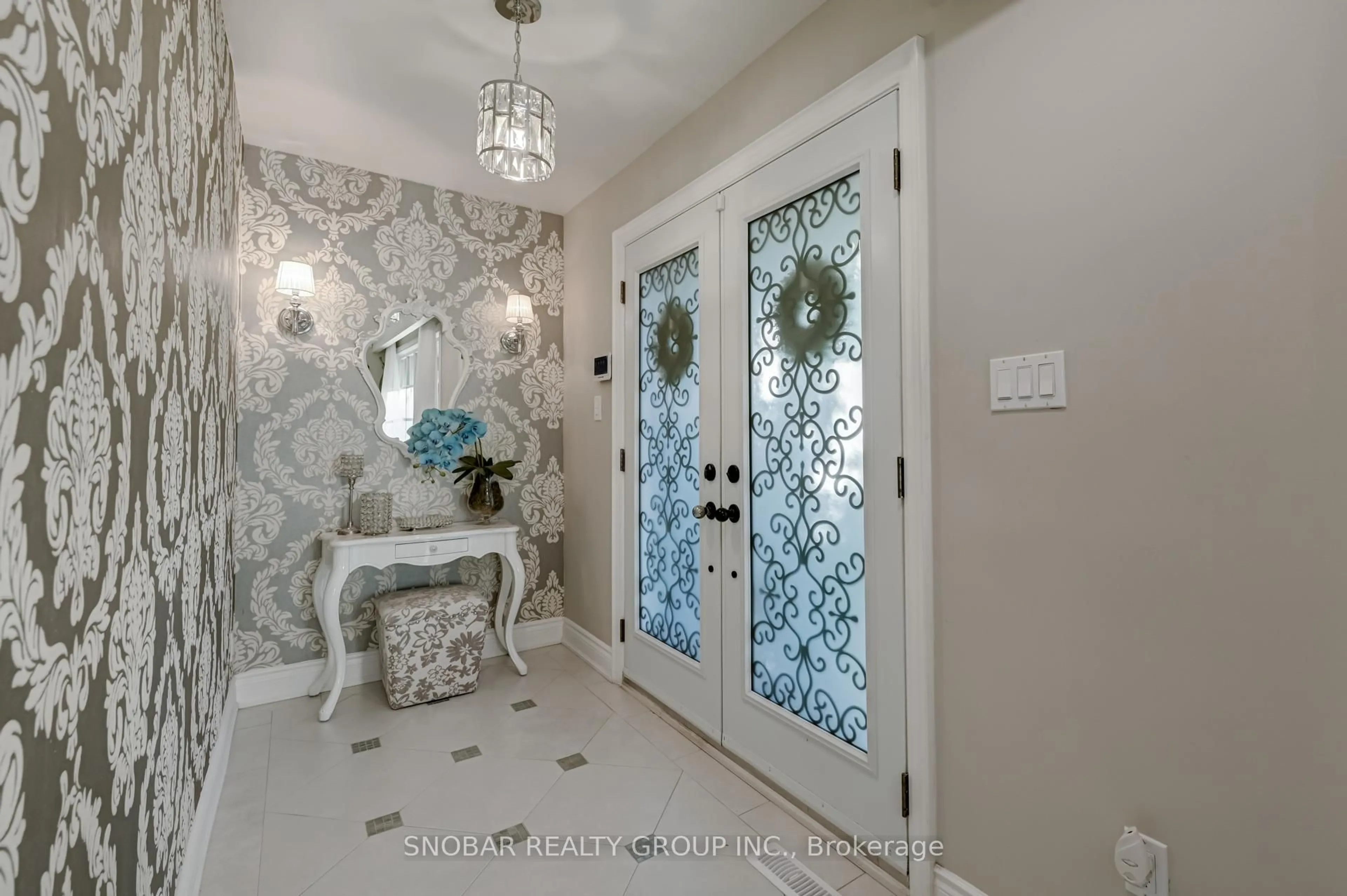 Indoor entryway for 1242 Forestwood Dr, Mississauga Ontario L5C 1J1