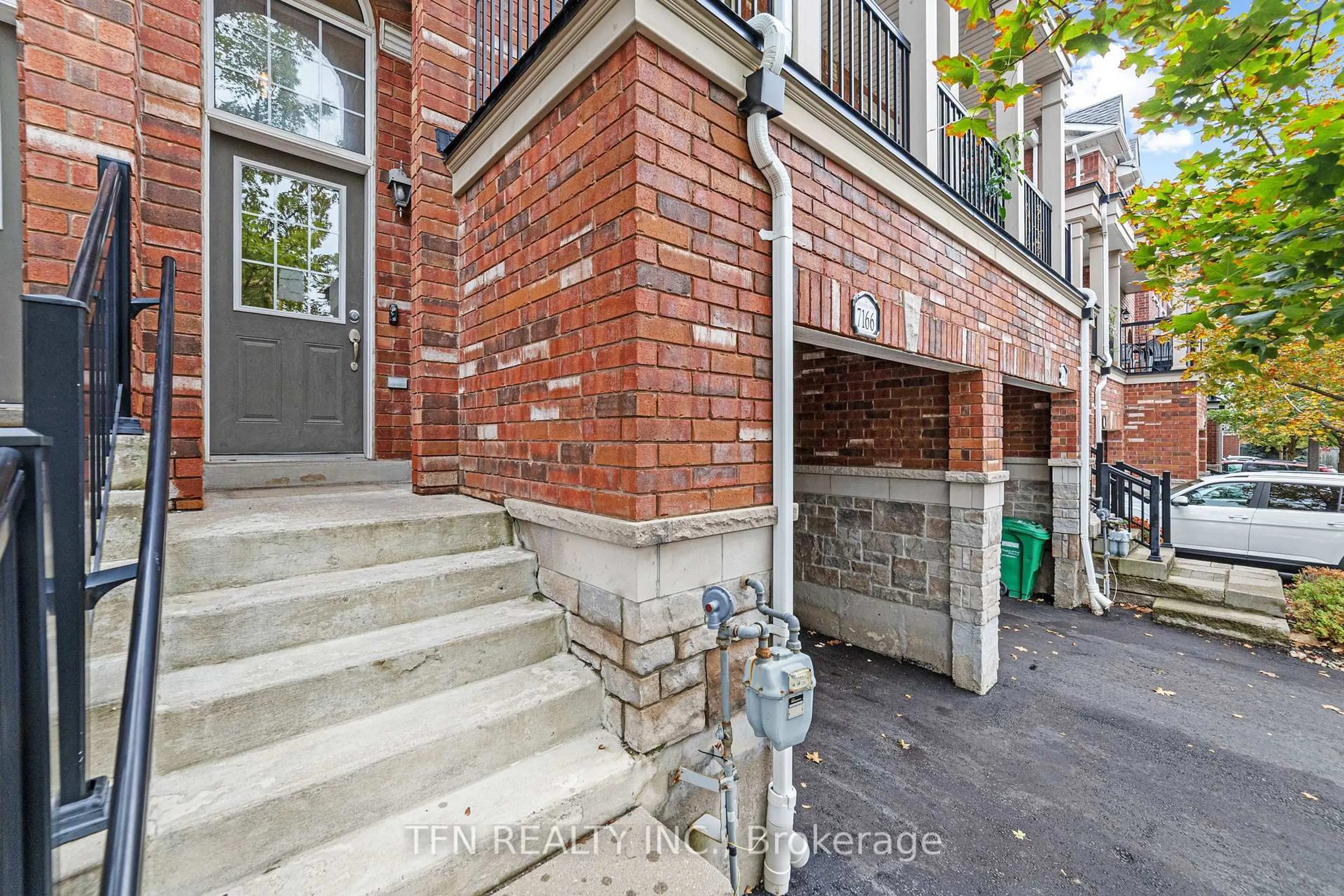 Unknown for 7166 Triumph Lane, Mississauga Ontario L5N 0C5