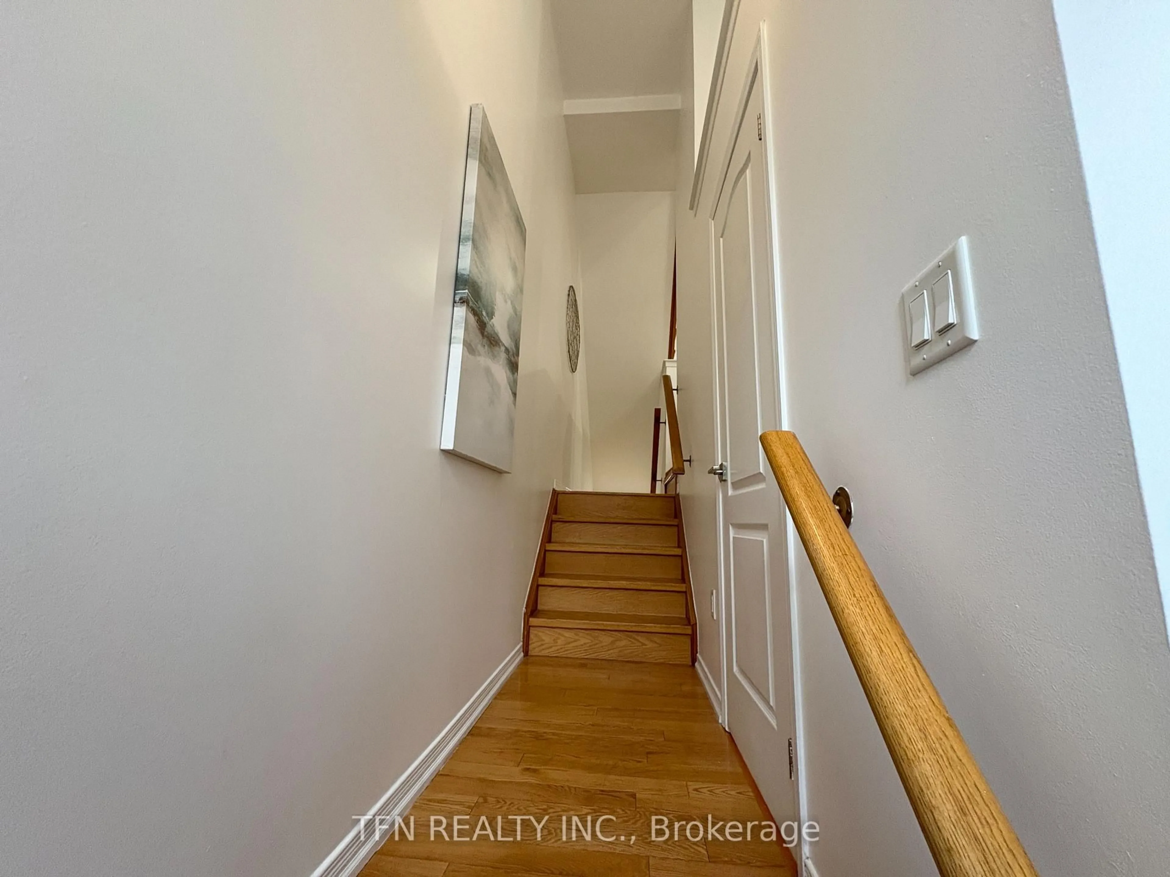 Indoor entryway for 7166 Triumph Lane, Mississauga Ontario L5N 0C5