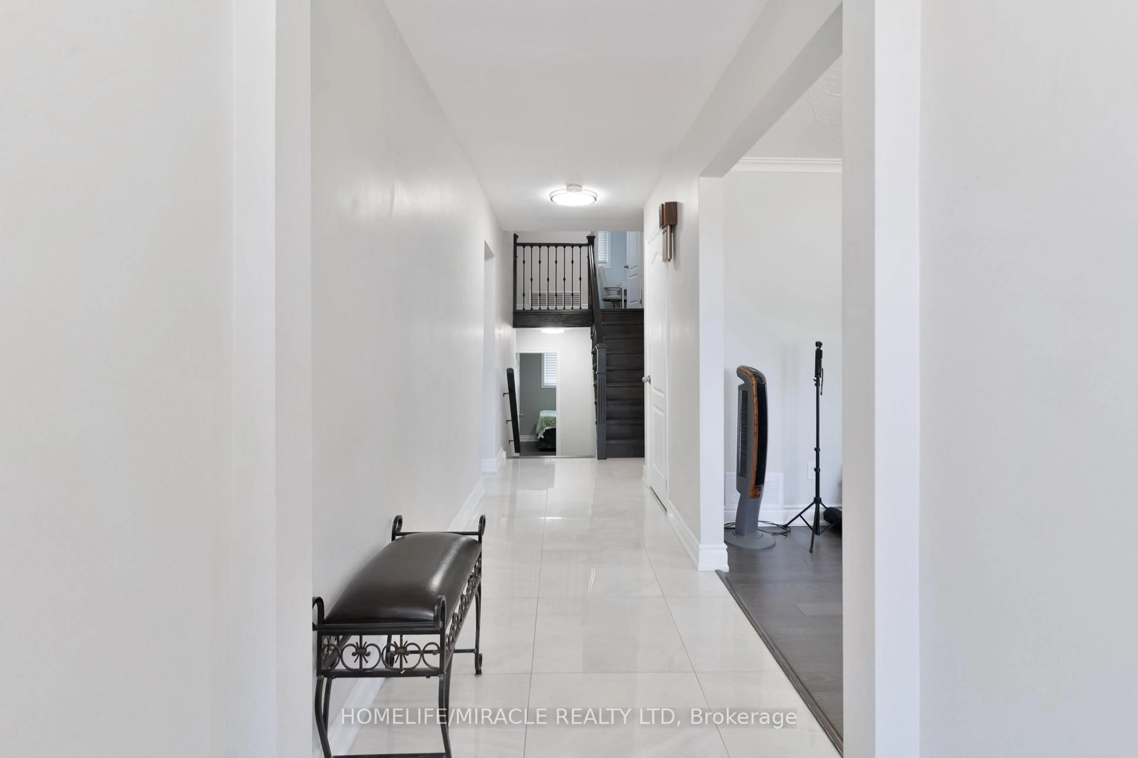 Indoor foyer for 7568 Middleshire Dr, Mississauga Ontario L4T 3S2