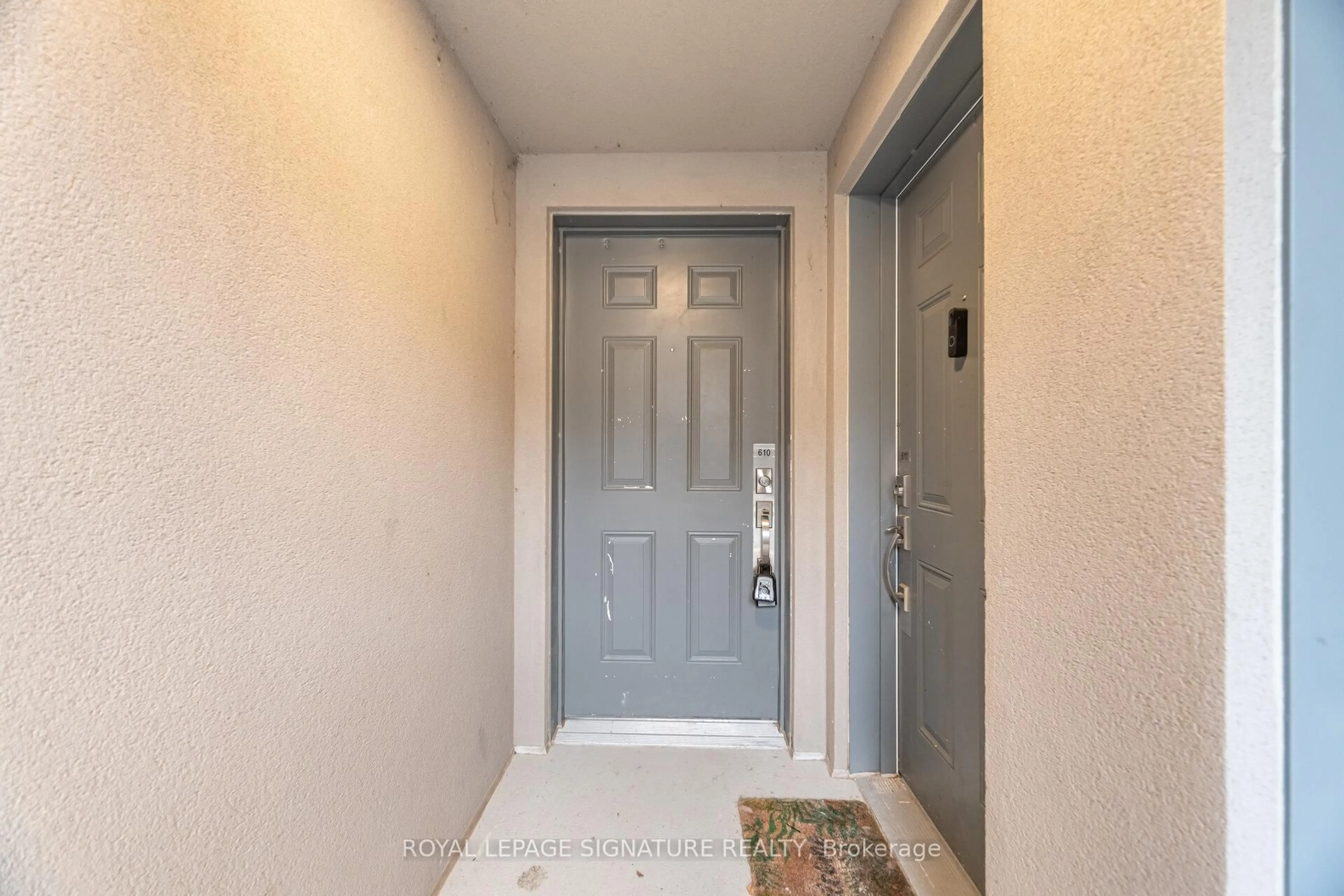 Indoor entryway for 1129 Cooke Blvd #610, Burlington Ontario L7T 0C3