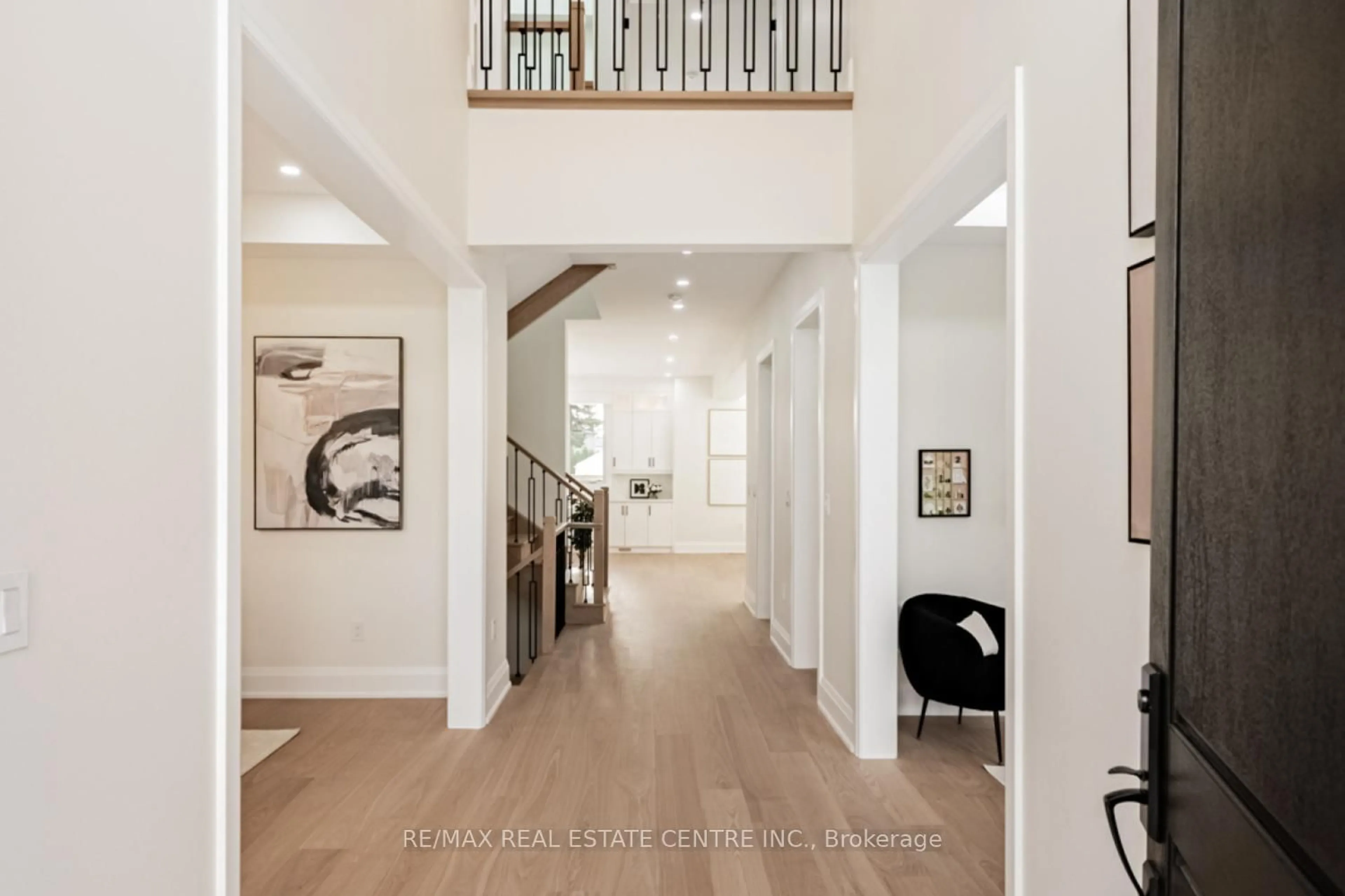 Indoor entryway for 368 WEIGHTON Dr, Oakville Ontario L6K 2R4