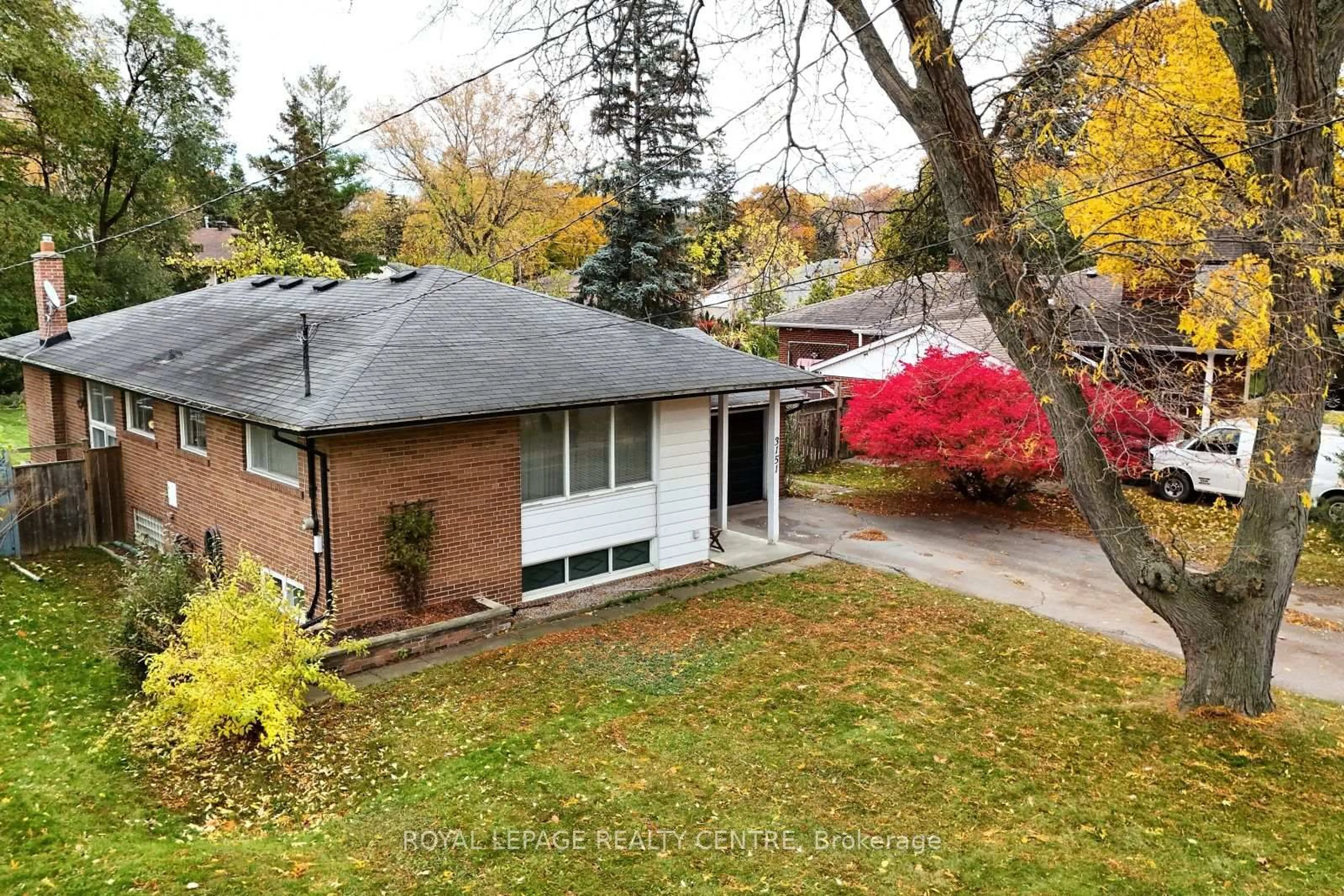 A pic from outside/outdoor area/front of a property/back of a property/a pic from drone, street for 3151 The Credit Woodlands, Mississauga Ontario L5C 2J2