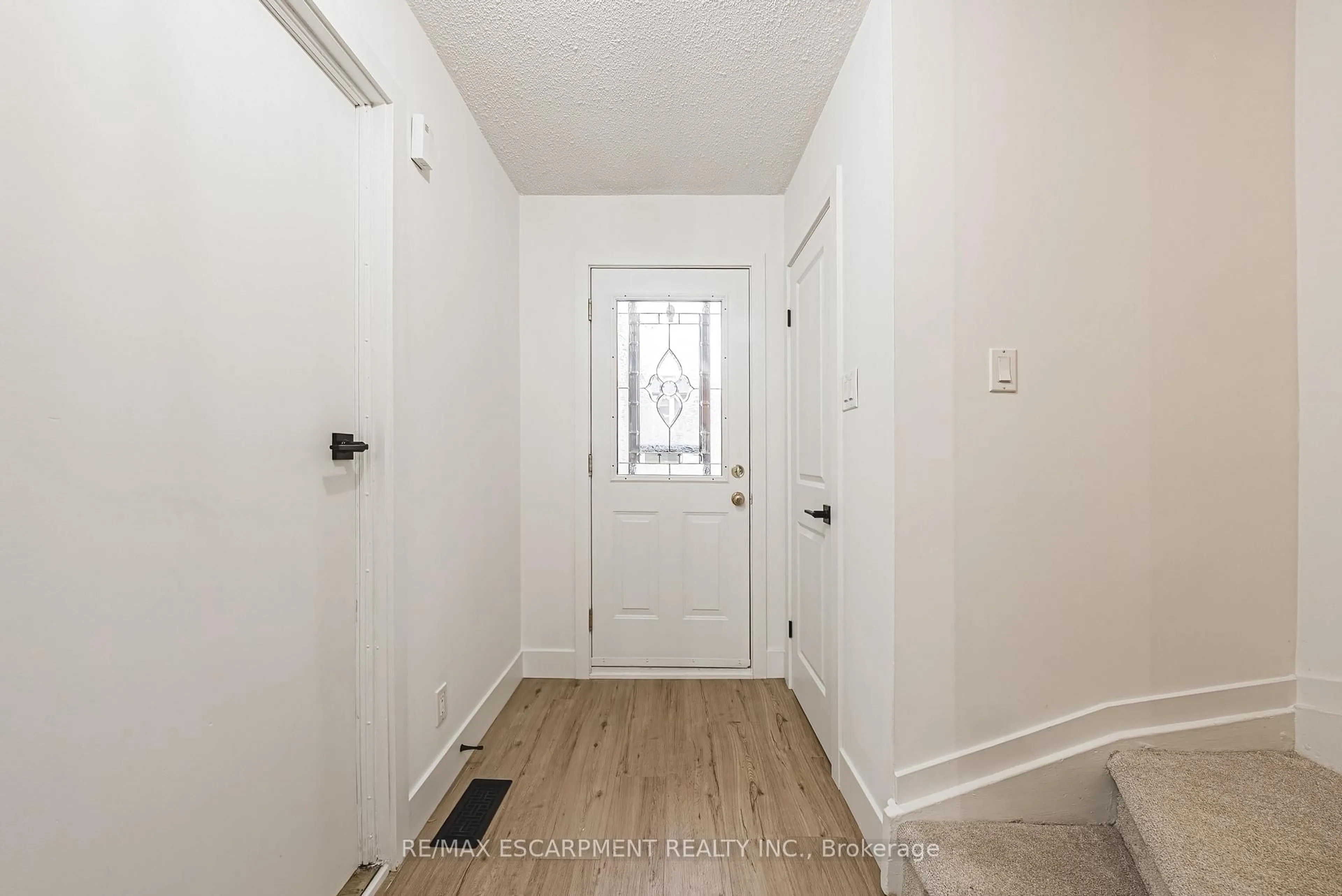 Indoor entryway for 660 Oxford Rd #15, Burlington Ontario L7N 3M1