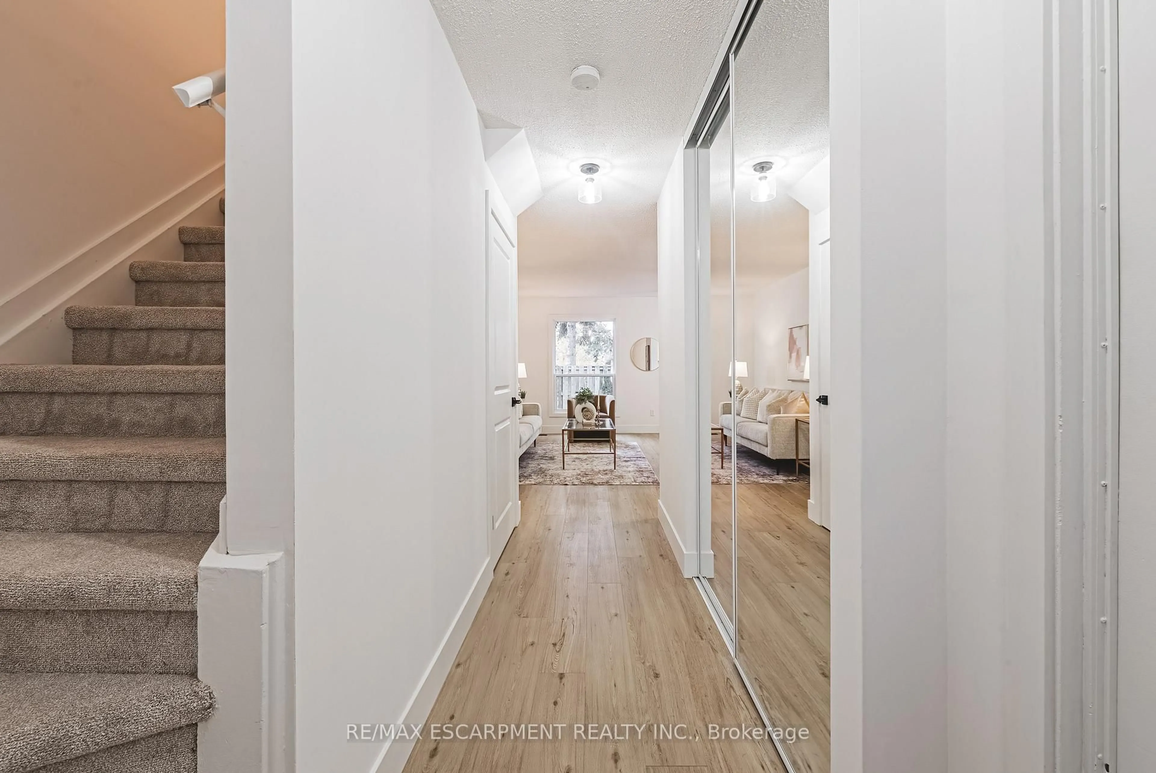 Indoor entryway for 660 Oxford Rd #15, Burlington Ontario L7N 3M1