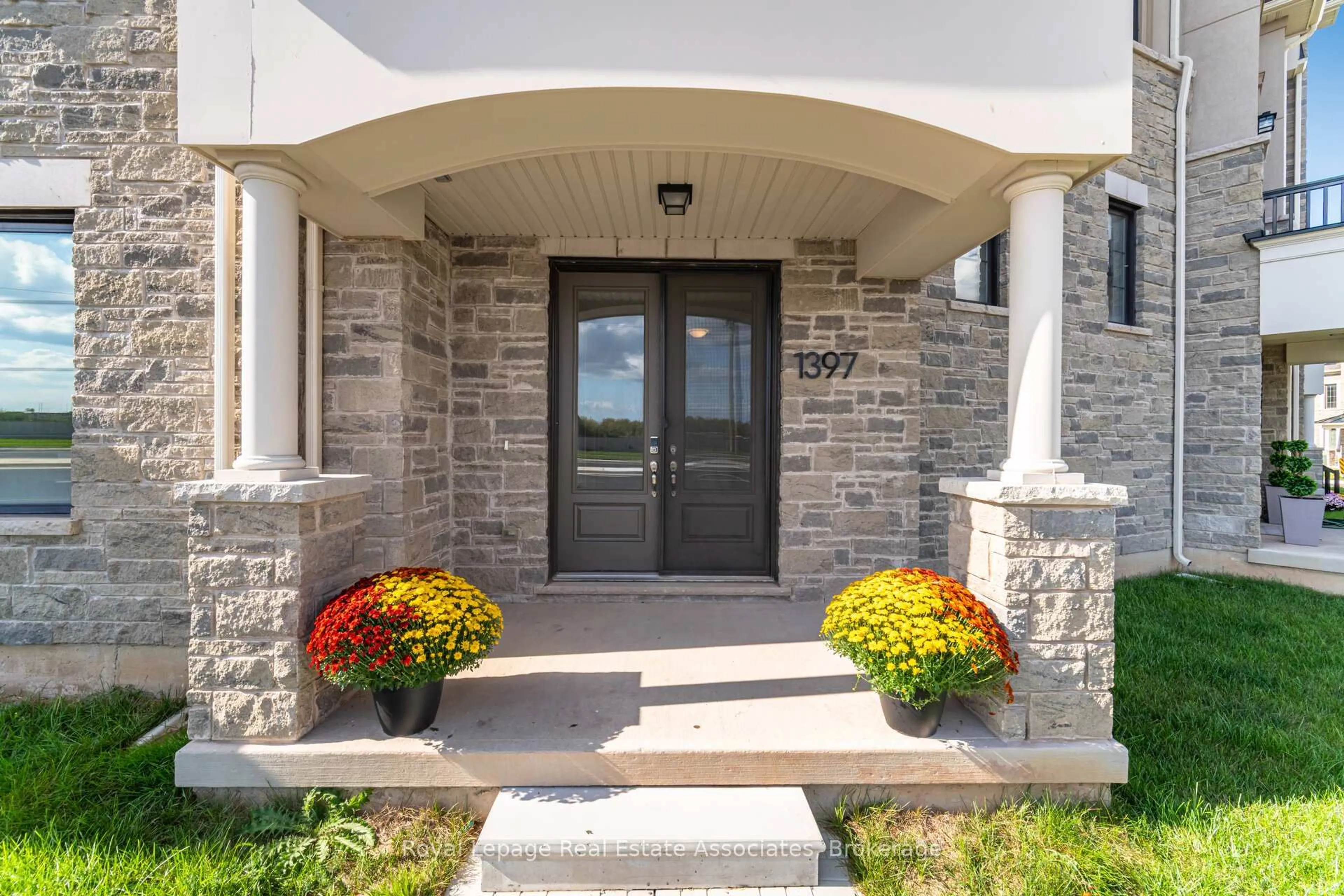 Indoor entryway for 1397 William Halton Pkwy, Oakville Ontario L6M 5N8