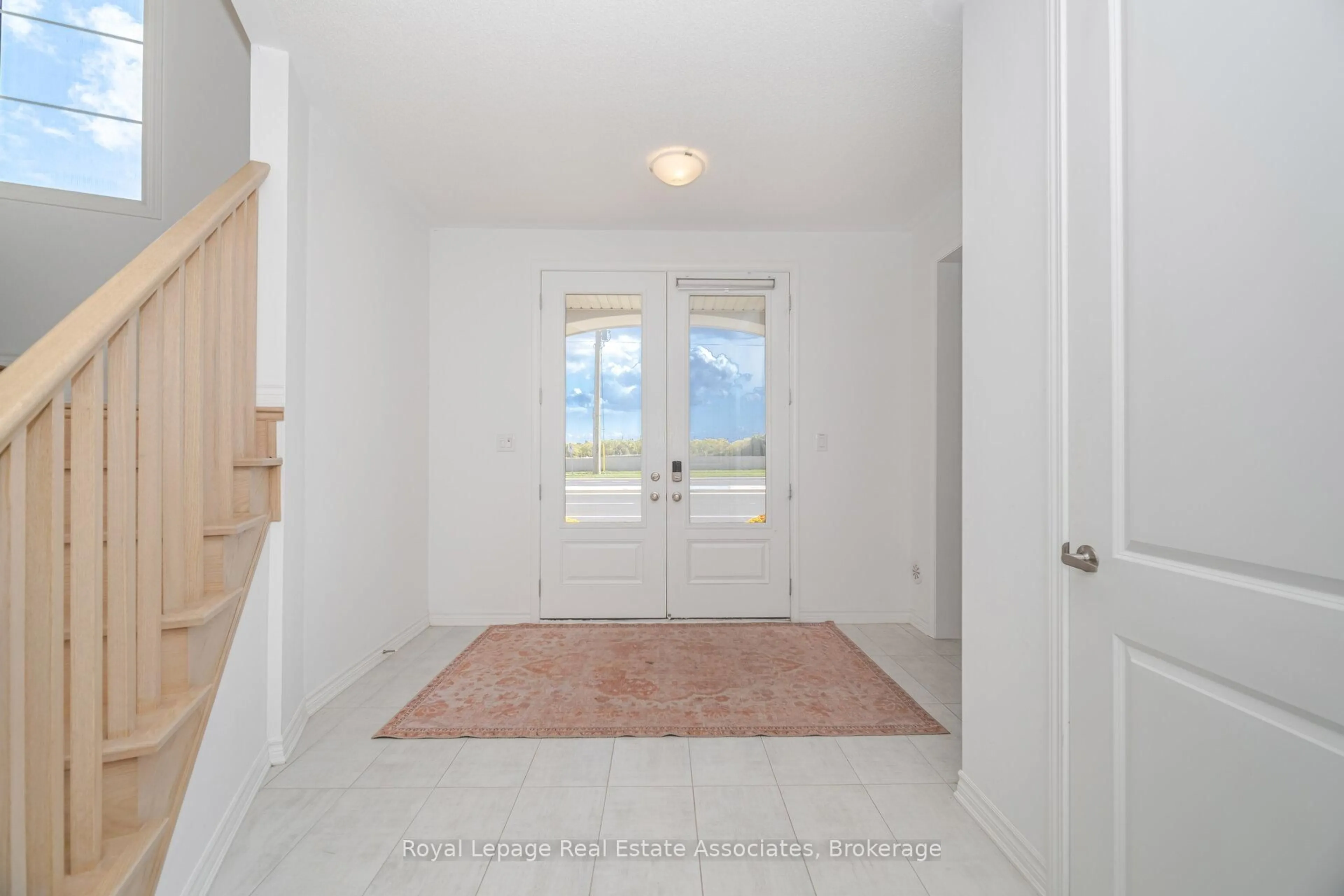 Indoor entryway for 1397 William Halton Pkwy, Oakville Ontario L6M 5N8