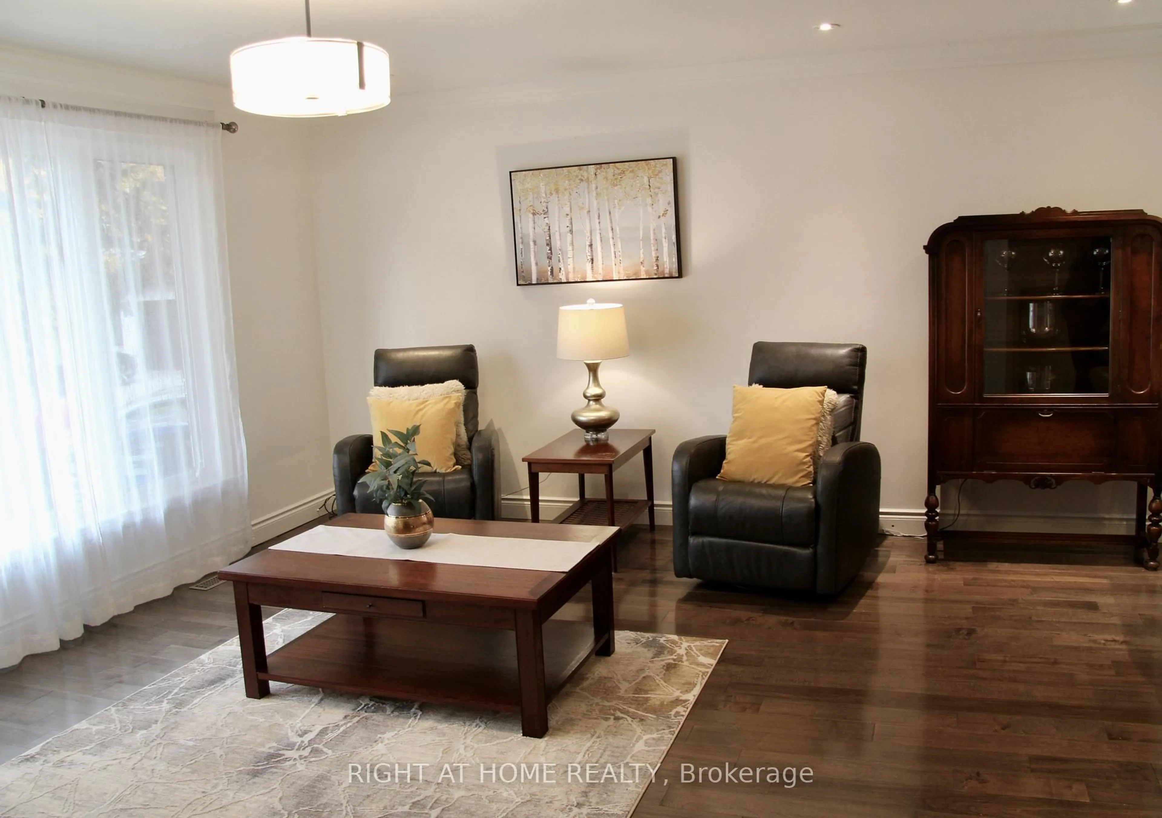 Living room with furniture, wood/laminate floor for 2335 Blase Crt, Mississauga Ontario L5A 1N9