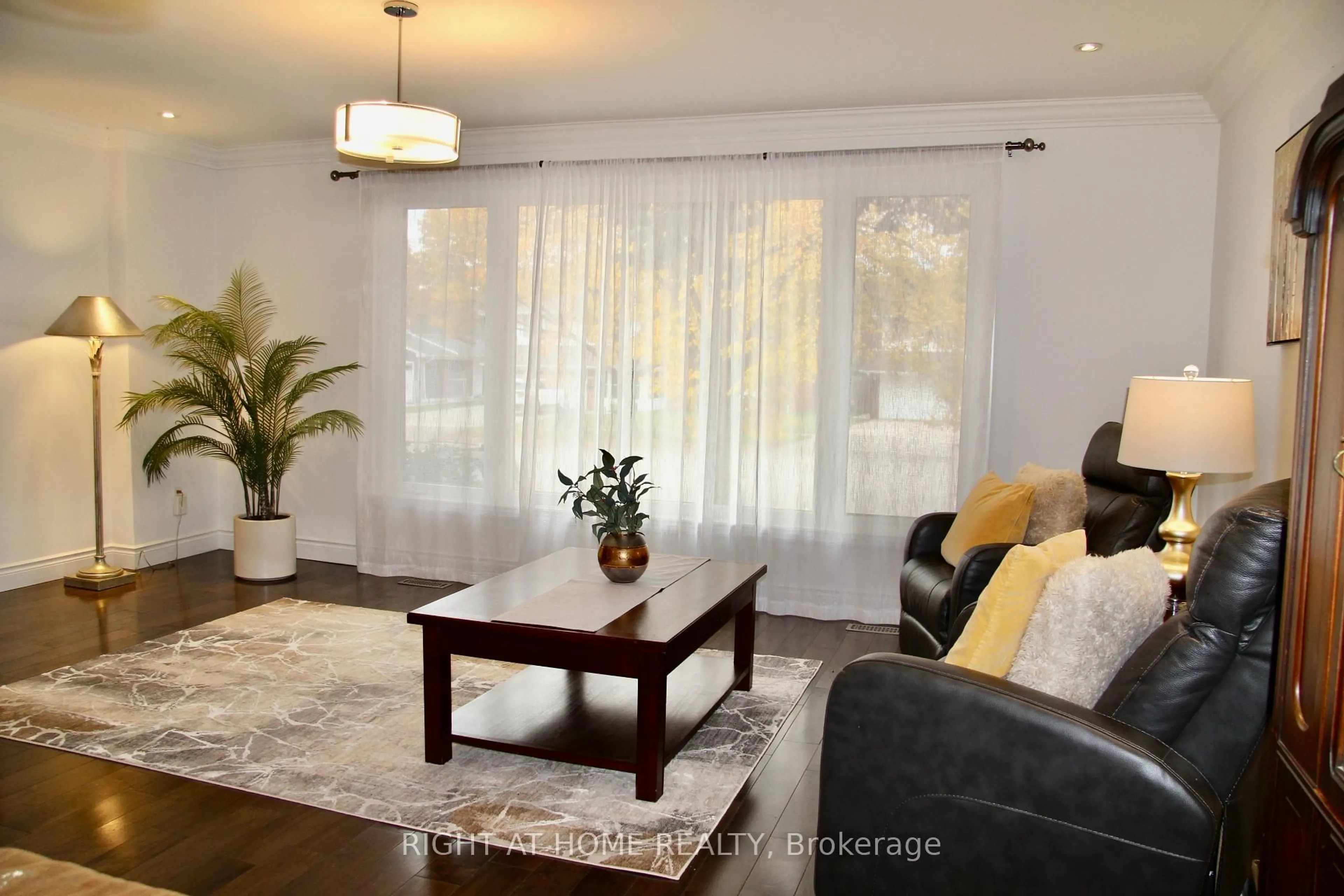 Living room with furniture, wood/laminate floor for 2335 Blase Crt, Mississauga Ontario L5A 1N9