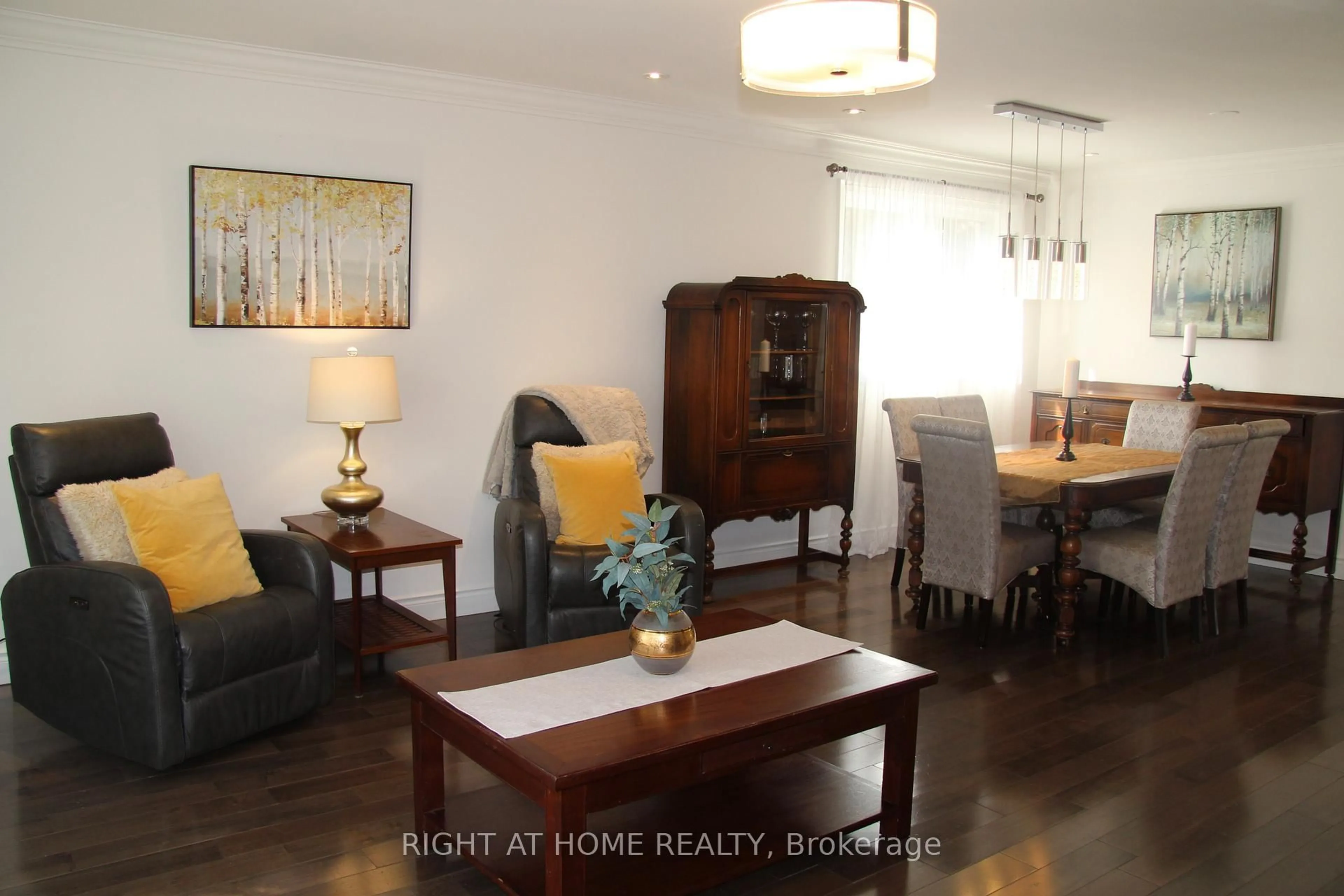 Living room with furniture, wood/laminate floor for 2335 Blase Crt, Mississauga Ontario L5A 1N9