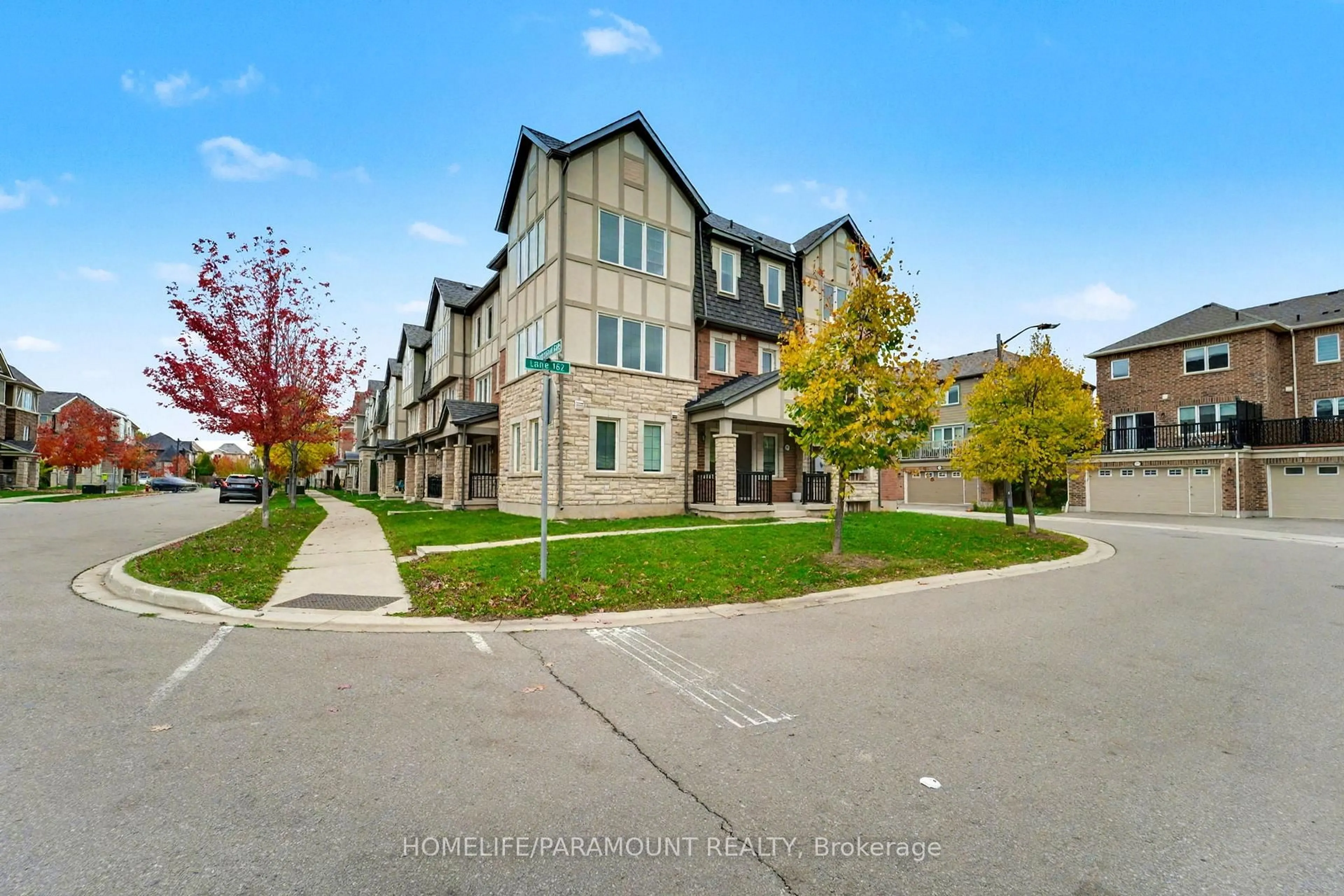 A pic from outside/outdoor area/front of a property/back of a property/a pic from drone, street for 370 Timberland Gate, Oakville Ontario L6M 0Y9
