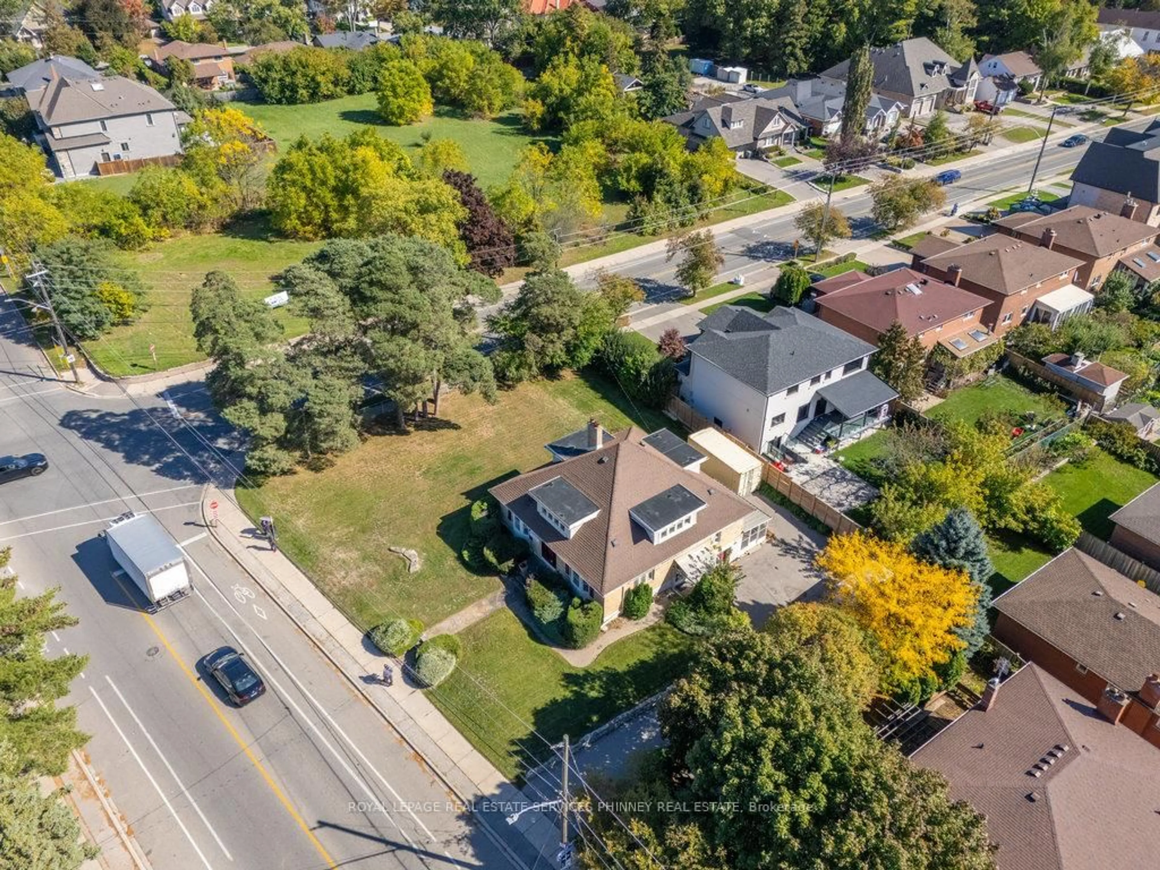 A pic from outside/outdoor area/front of a property/back of a property/a pic from drone, street for 160 King St, Mississauga Ontario L5A 1T2